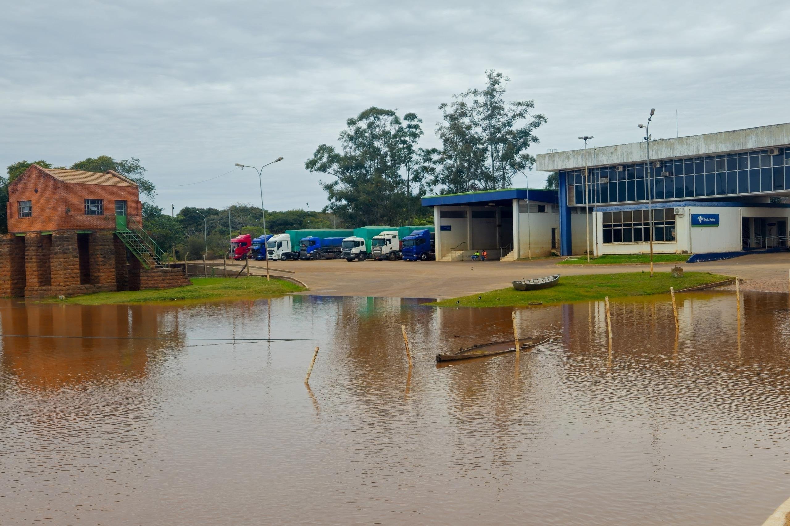 Em Itaqui, rio Uruguai j&aacute; avan&ccedil;ou sobre parte do p&aacute;tio da aduana da Receita Federal do porto da cidade