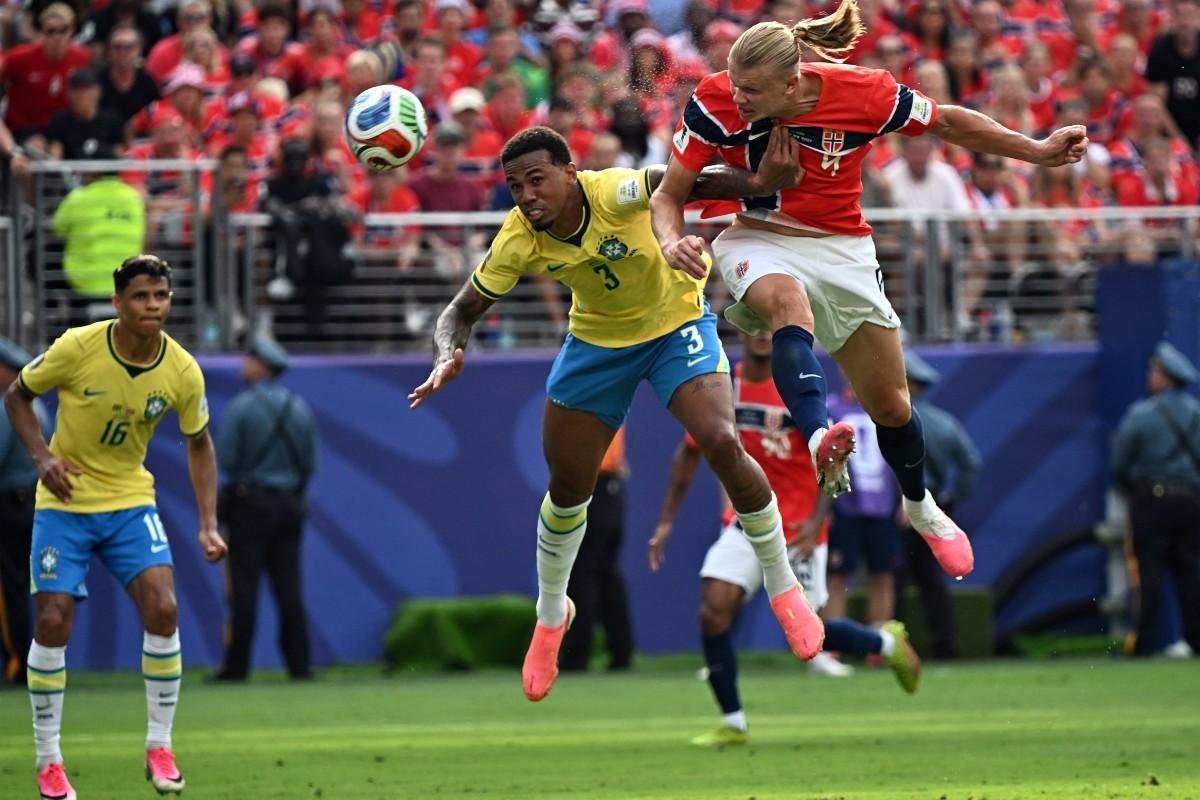 Haaland supera Gabriel Magalhaes no primeiro gol da Noruega