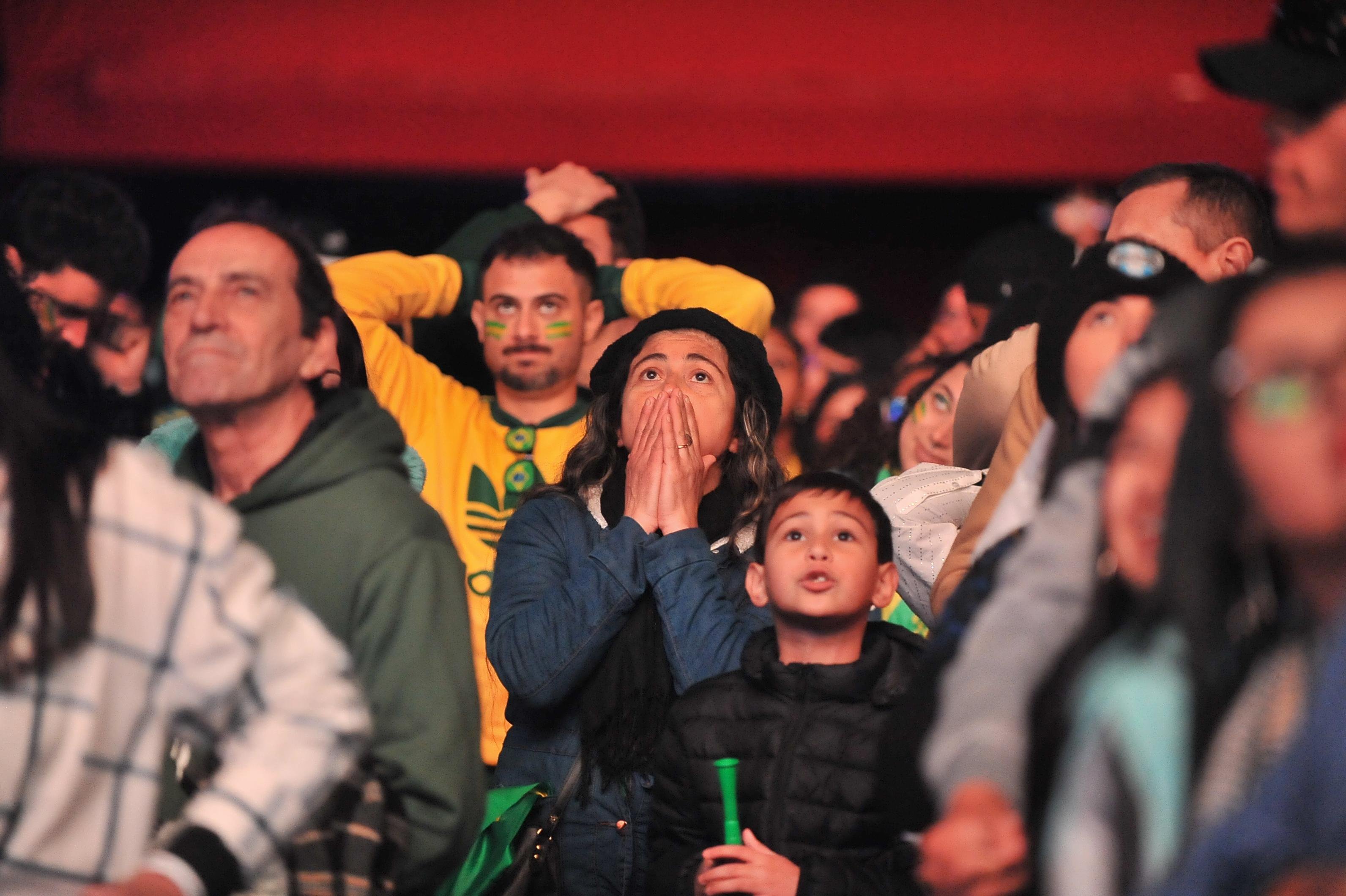 Torcida acompanha jogo do Brasil contra Noruega no Parque Harmonia
