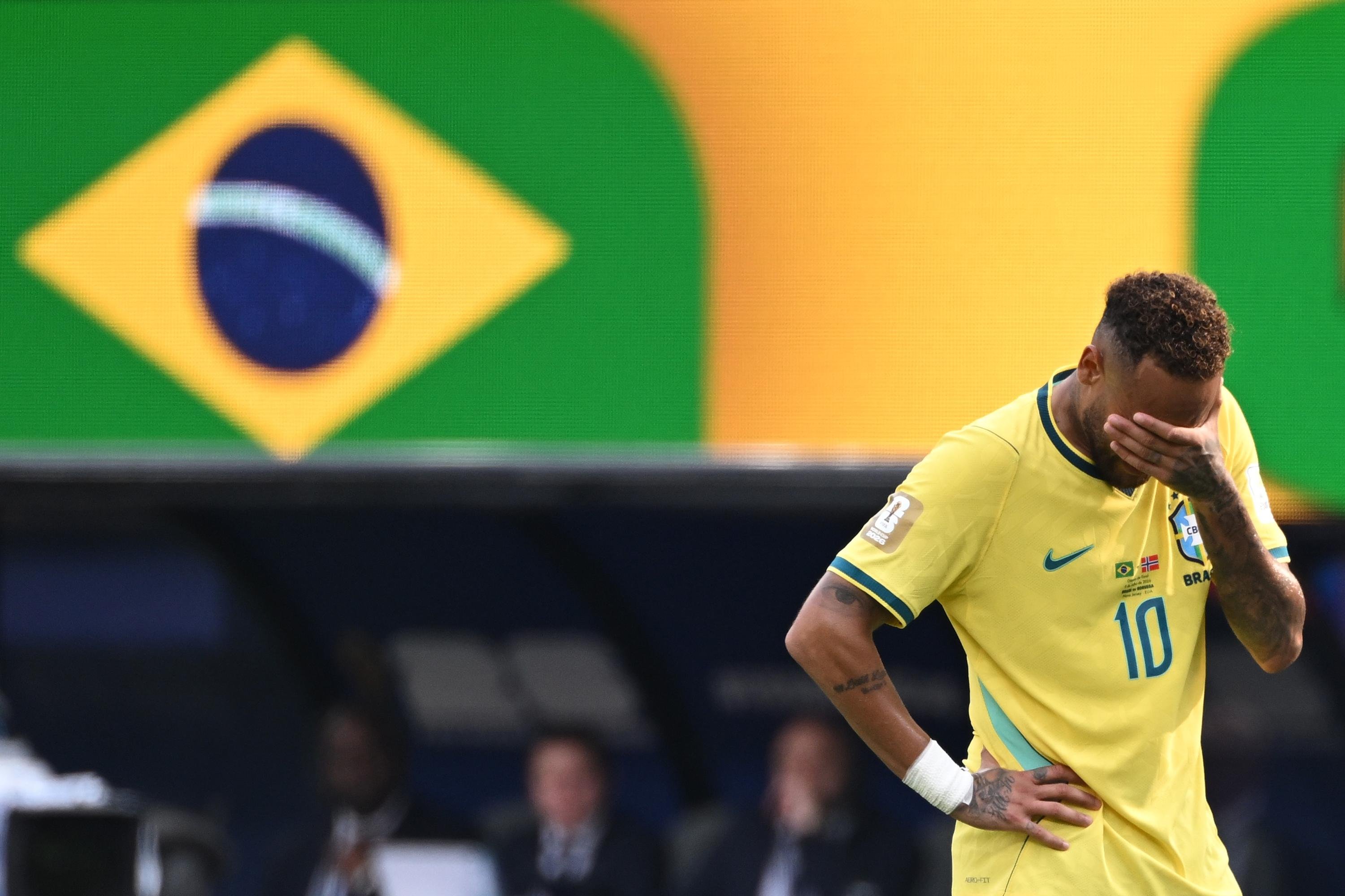 Neymar emocionou-se ao final da partida contra a Noruega