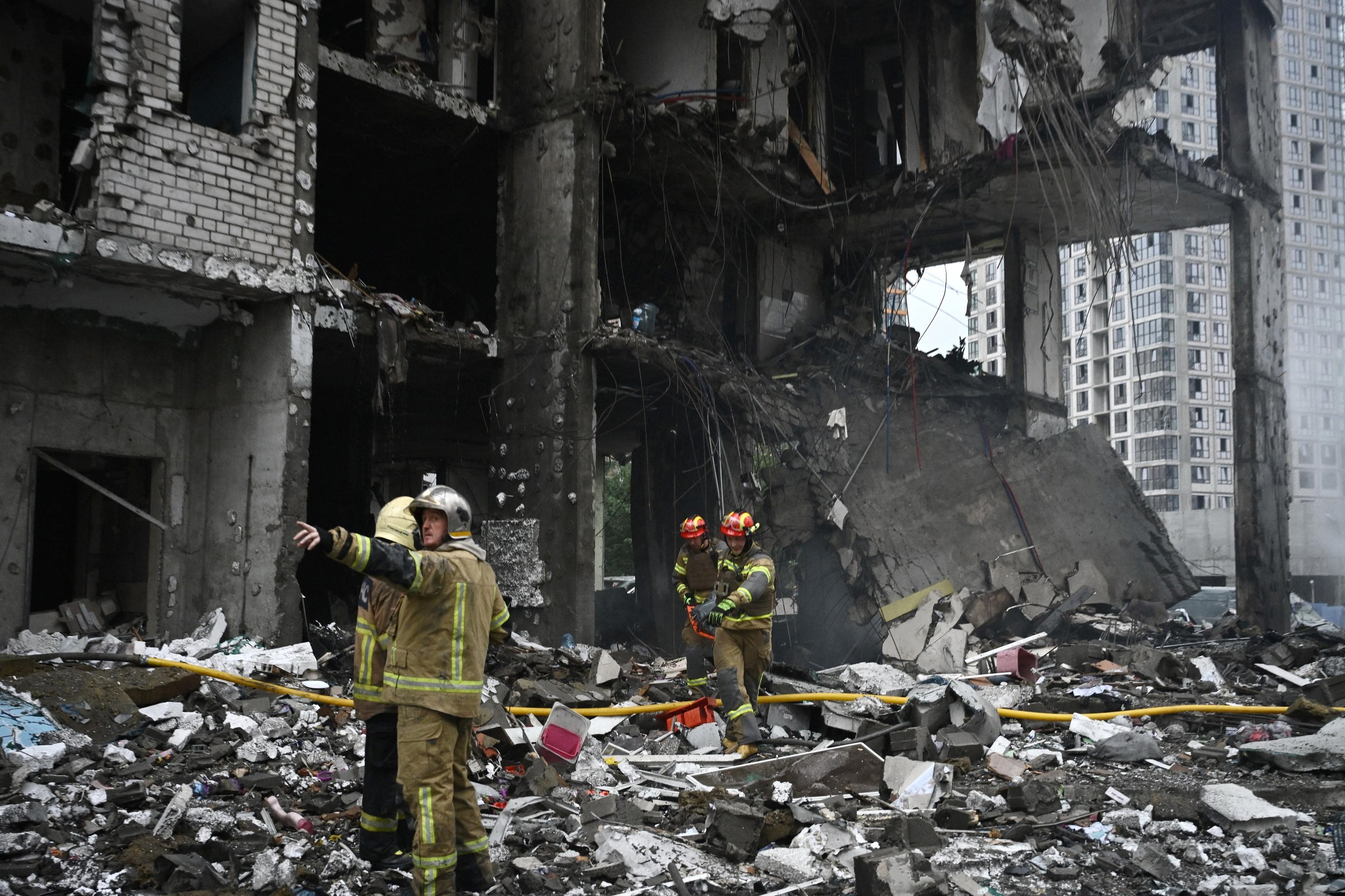 Pa&iacute;ses europeus enviam recursos para ajudar na reconstru&ccedil;&atilde;o do pa&iacute;s devastado pela guerra