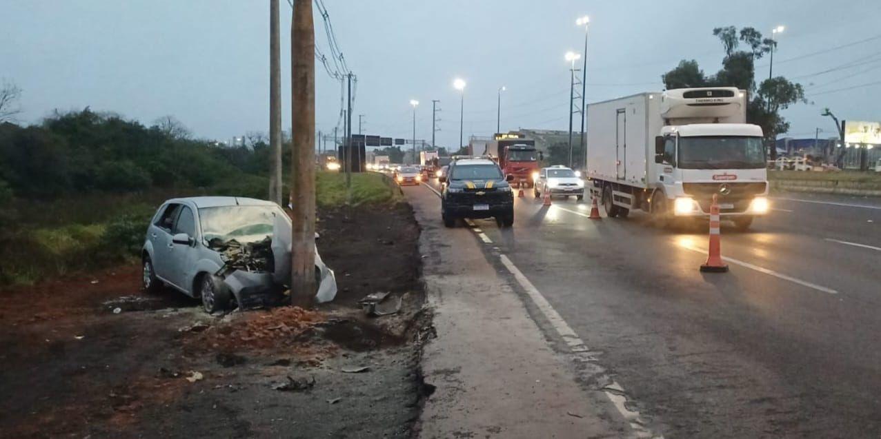 Ve&iacute;culo saiu da pista e colidiu contra um poste na manh&atilde; desta segunda-feira