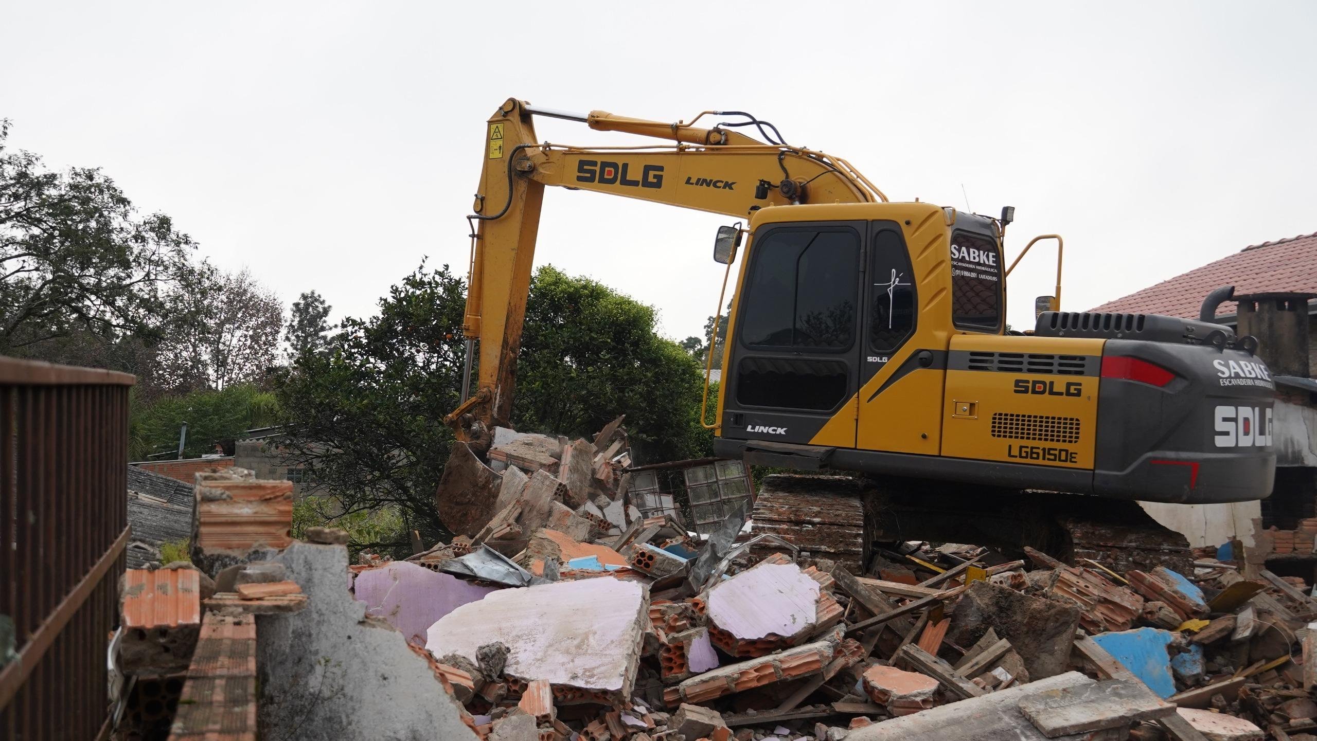 Ap&oacute;s a destrui&ccedil;&atilde;o das casas &eacute; feito o plantio de mudas de &aacute;rvores nativas