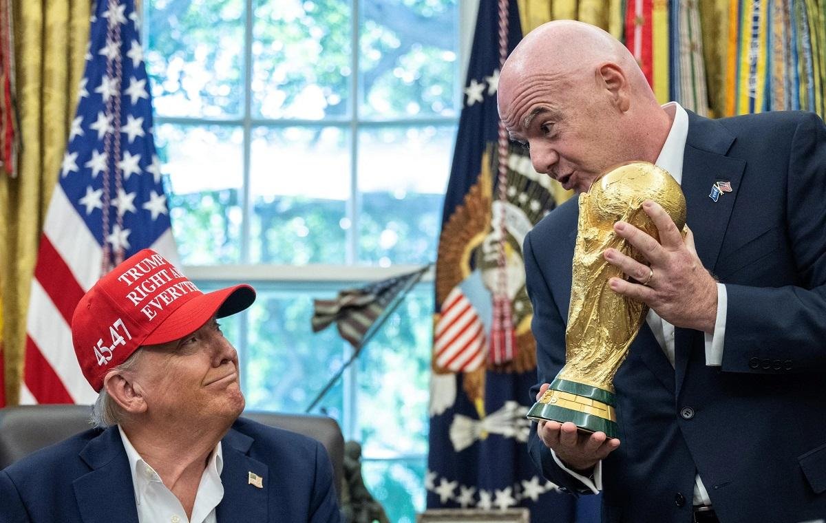 Trump com Infantino: vergonha e esc&acirc;ndalo