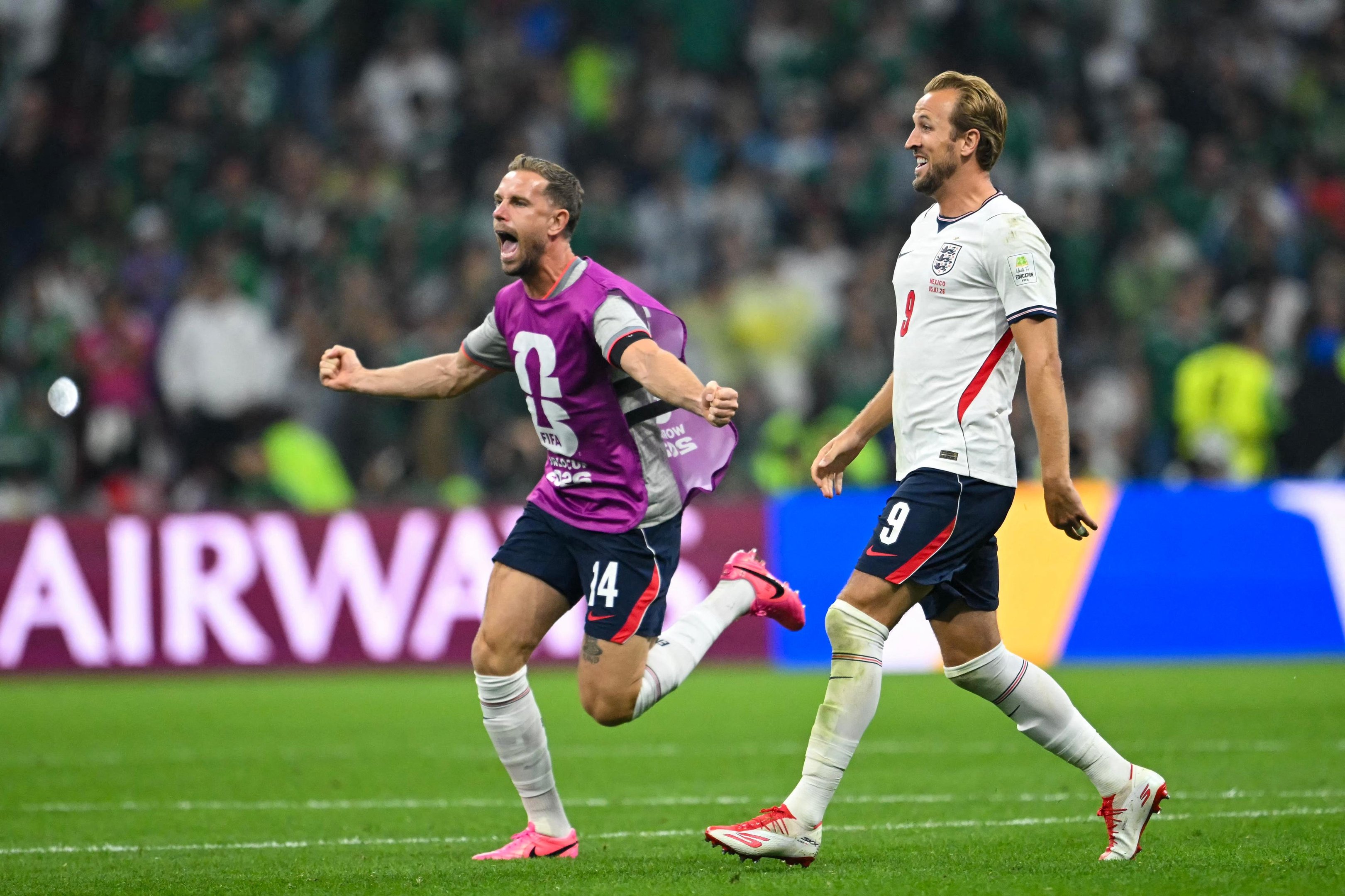 Henderson (E) se machucou sozinho durante a comemora&ccedil;&atilde;o pela vit&oacute;ria sobre o M&eacute;xico