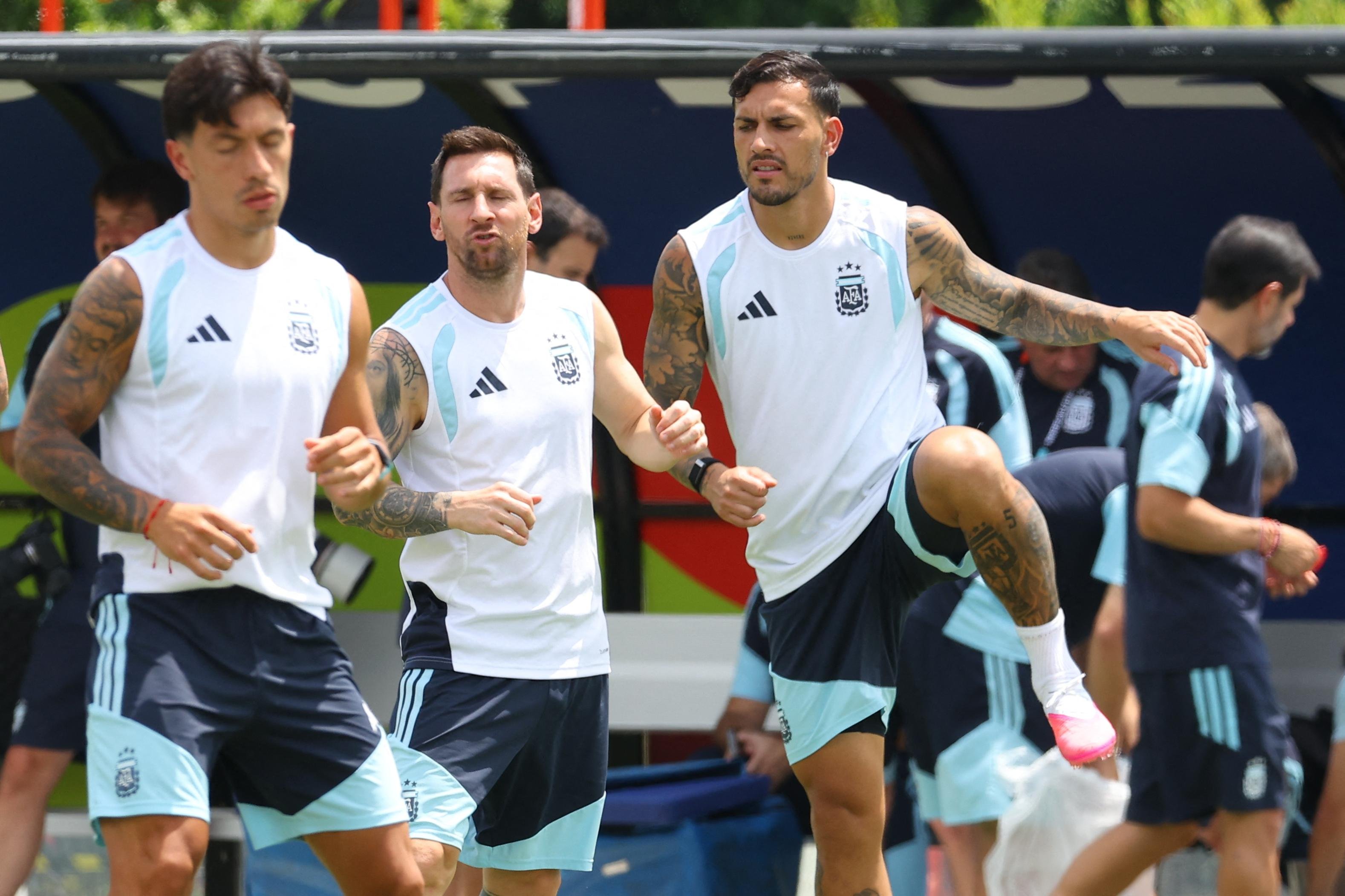 Paredes (&agrave; direita) falou sobre a derrota do Brasil para a Noruega
