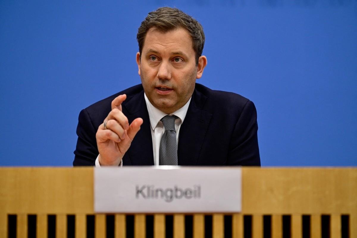 Ministro das Finan&ccedil;as, Lars Klingbeil, justificou aumento nos gastos militares: "N&atilde;o podemos defender a Alemanha contra Putin com o d&eacute;ficit zero"
