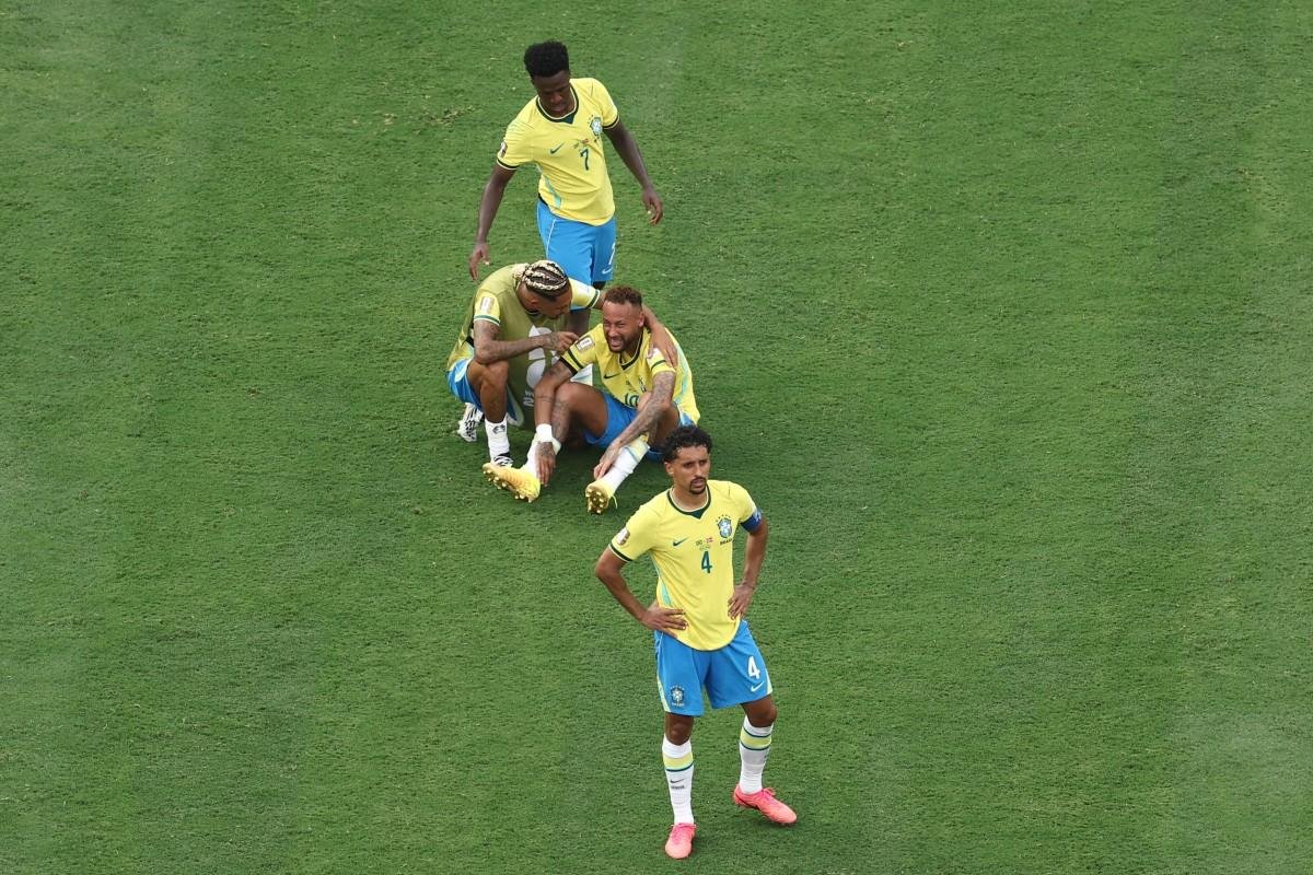 Neymar &eacute; consolado pelos companheiros depois da elimina&ccedil;&atilde;o brasileira