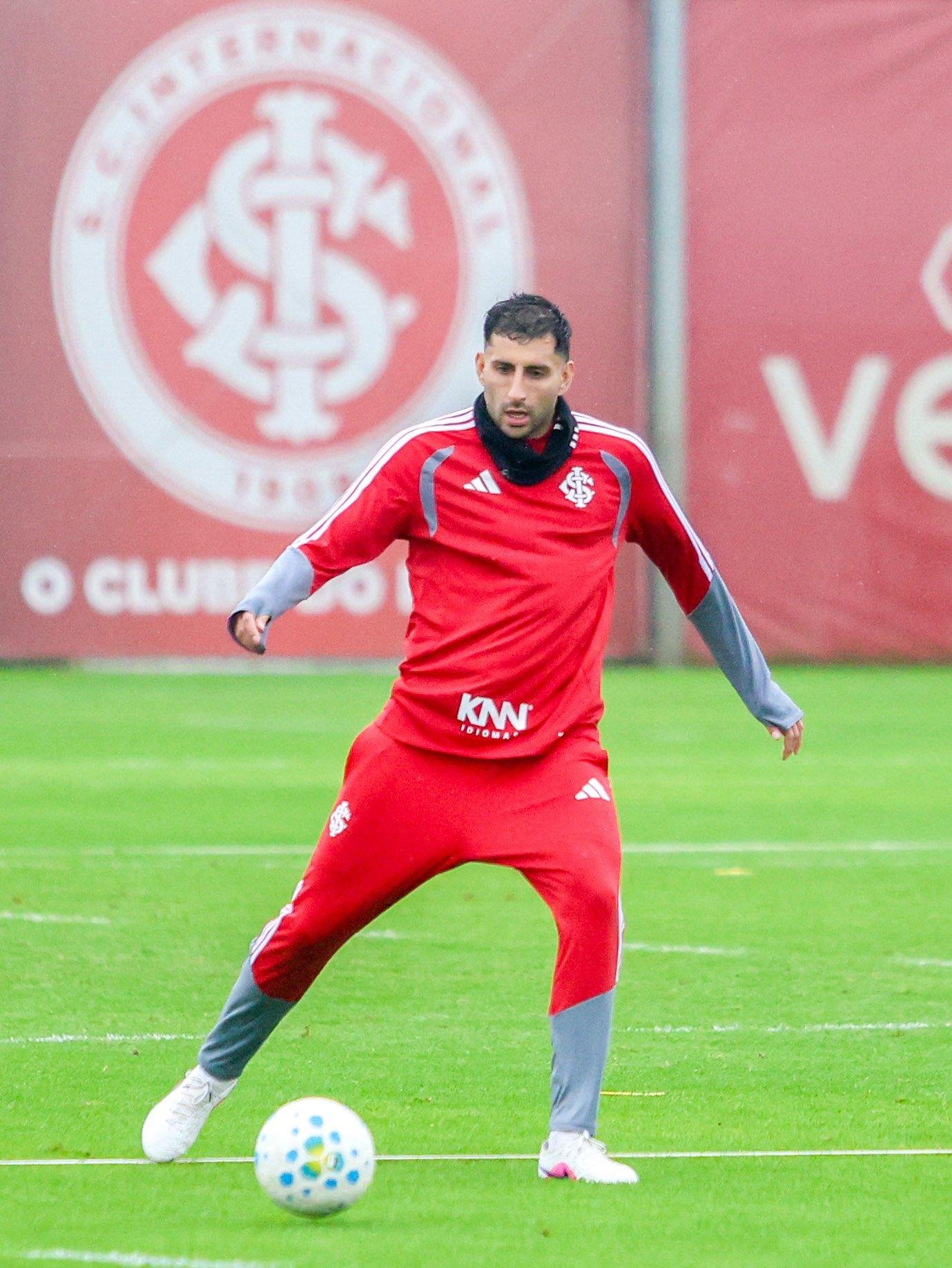 Guillermo Marip&aacute;n treina no CT Parque Gigante desde a semana passada e deve receber oportunidade no jogo-treino desta quarta-feira