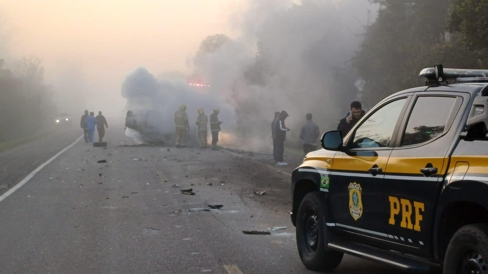 Um dos ve&iacute;culos que pegou fogo no acidente na BR 290, em Rio Pardo, ficou em cima da rodovia e os bombeiros foram chamados para contera as chamas