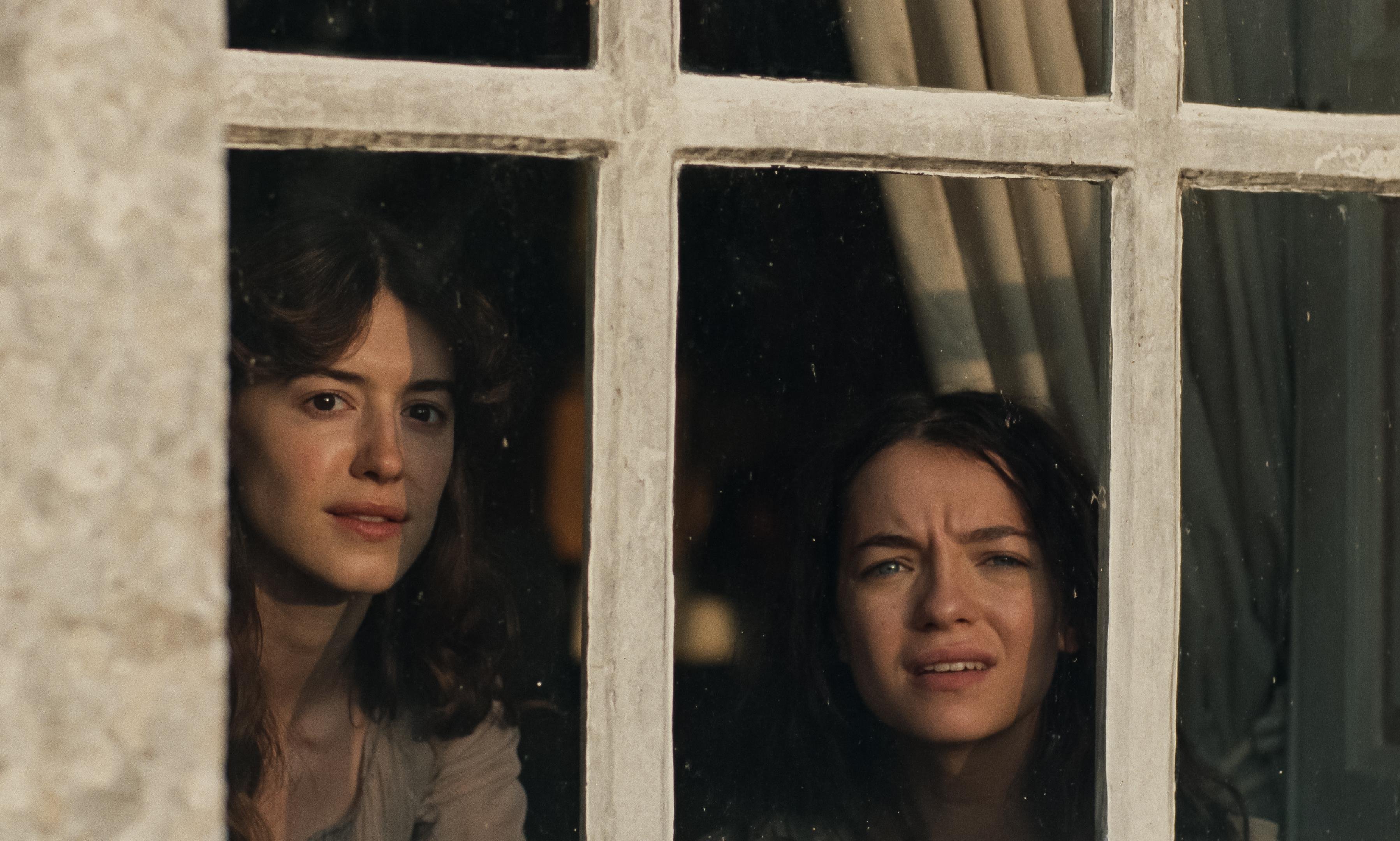 As irm&atilde;s&nbsp;Elinor&nbsp;e Marianne&nbsp;Dashwood s&atilde;o interpretadas por Daisy Edgar-Jones e Esm&eacute;&nbsp;Creed-Miles