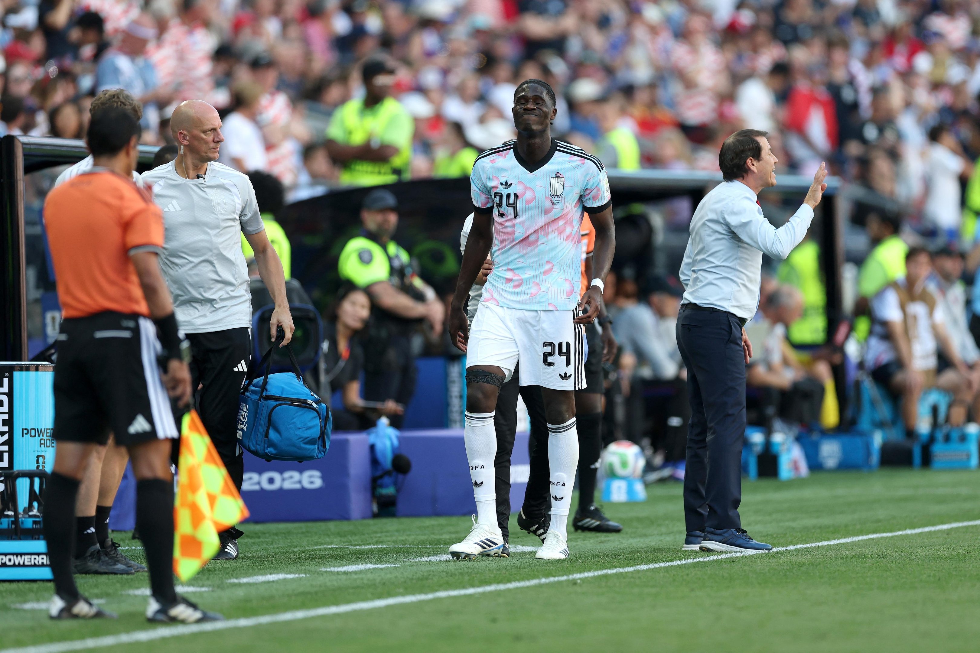 Amadou Onana se lesionou sozinho em uma dividida sem contato