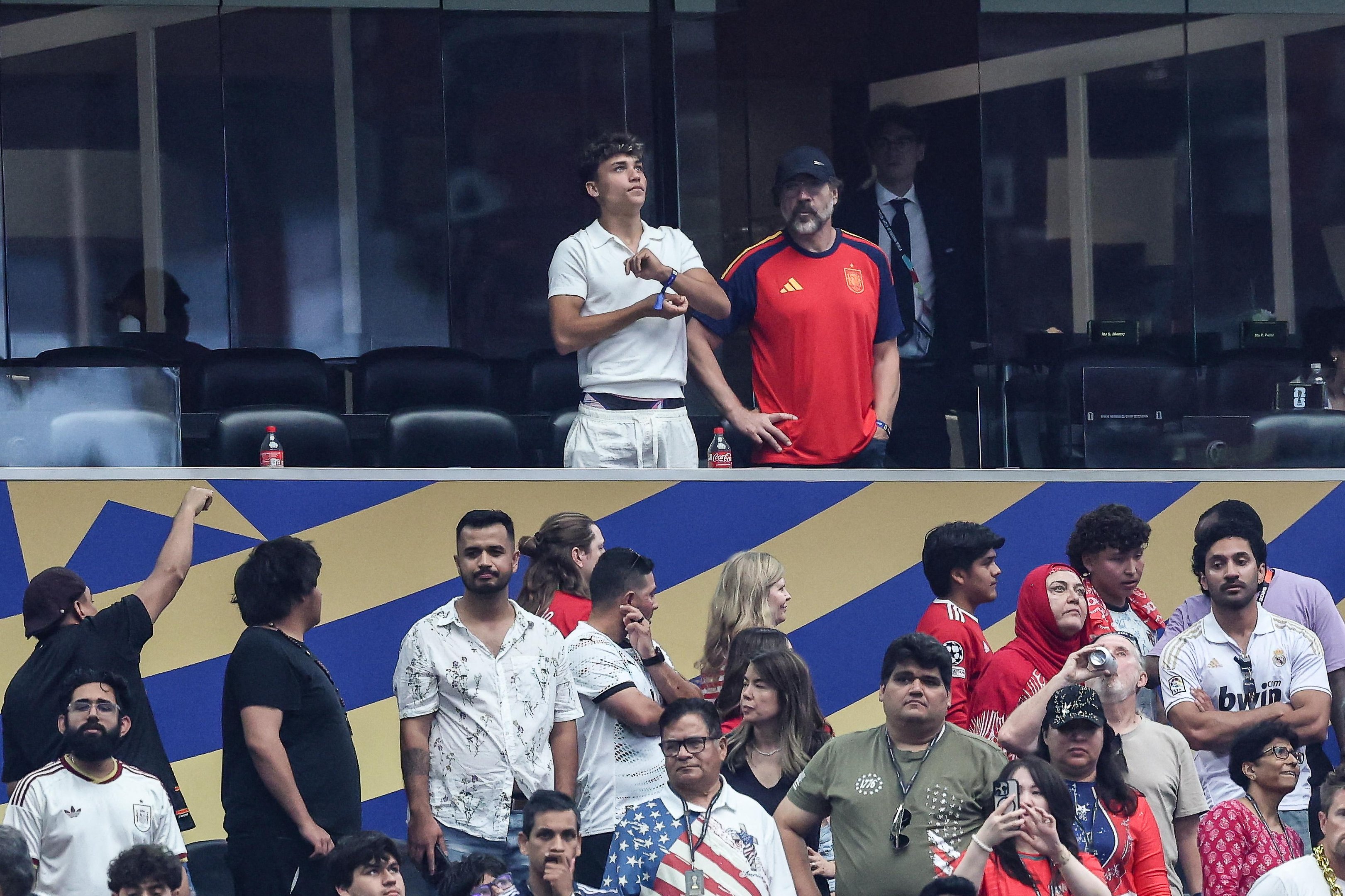 Javier Bardem acompanhou a vit&oacute;ria da Espanha na Copa do Mundo