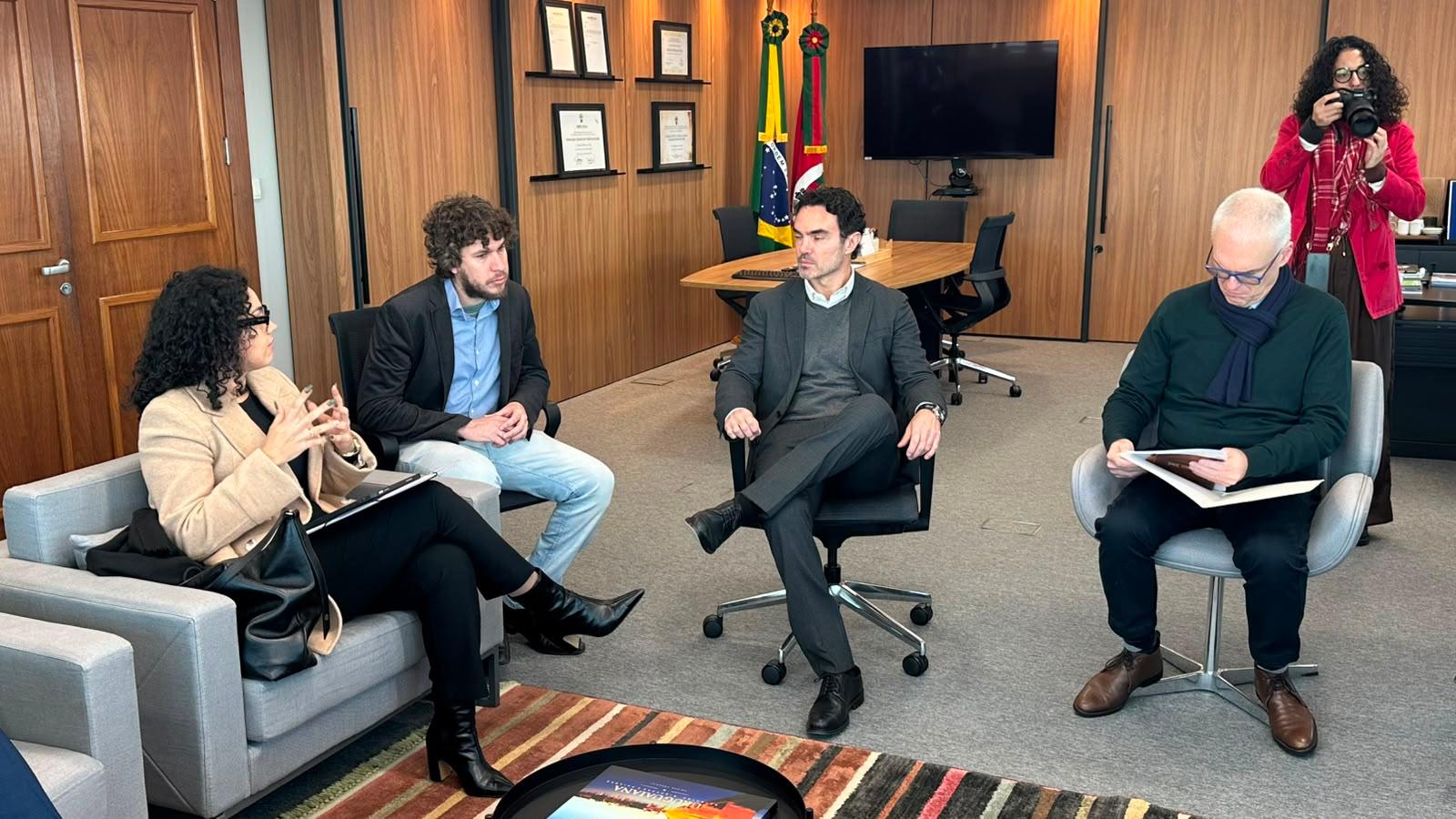 Advogada criminalista e diretora-executiva do Instituto Caminho, Eduarda Garcia, entregou representa&ccedil;&atilde;o ao procurador-geral de Justi&ccedil;a do RS, Alexandre Saltz
