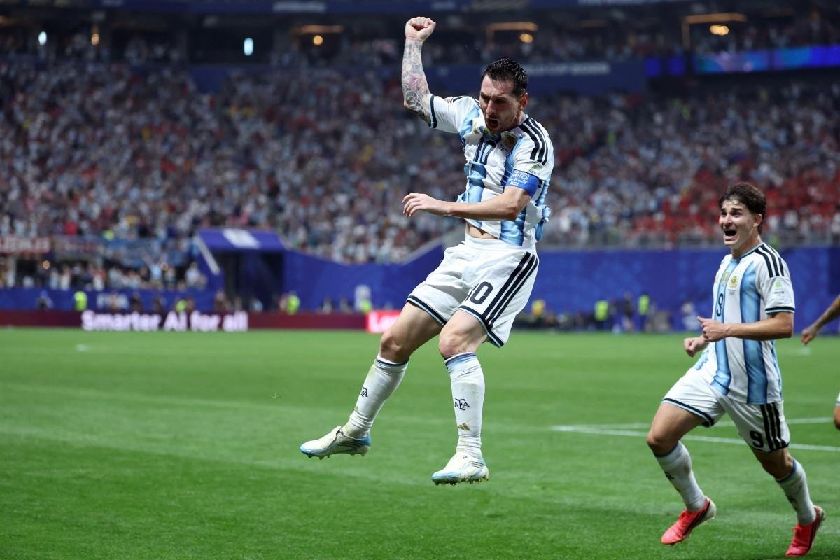 Messi comemora o gol de empate da Argentina em uma partida hist&oacute;rica contra o Egito