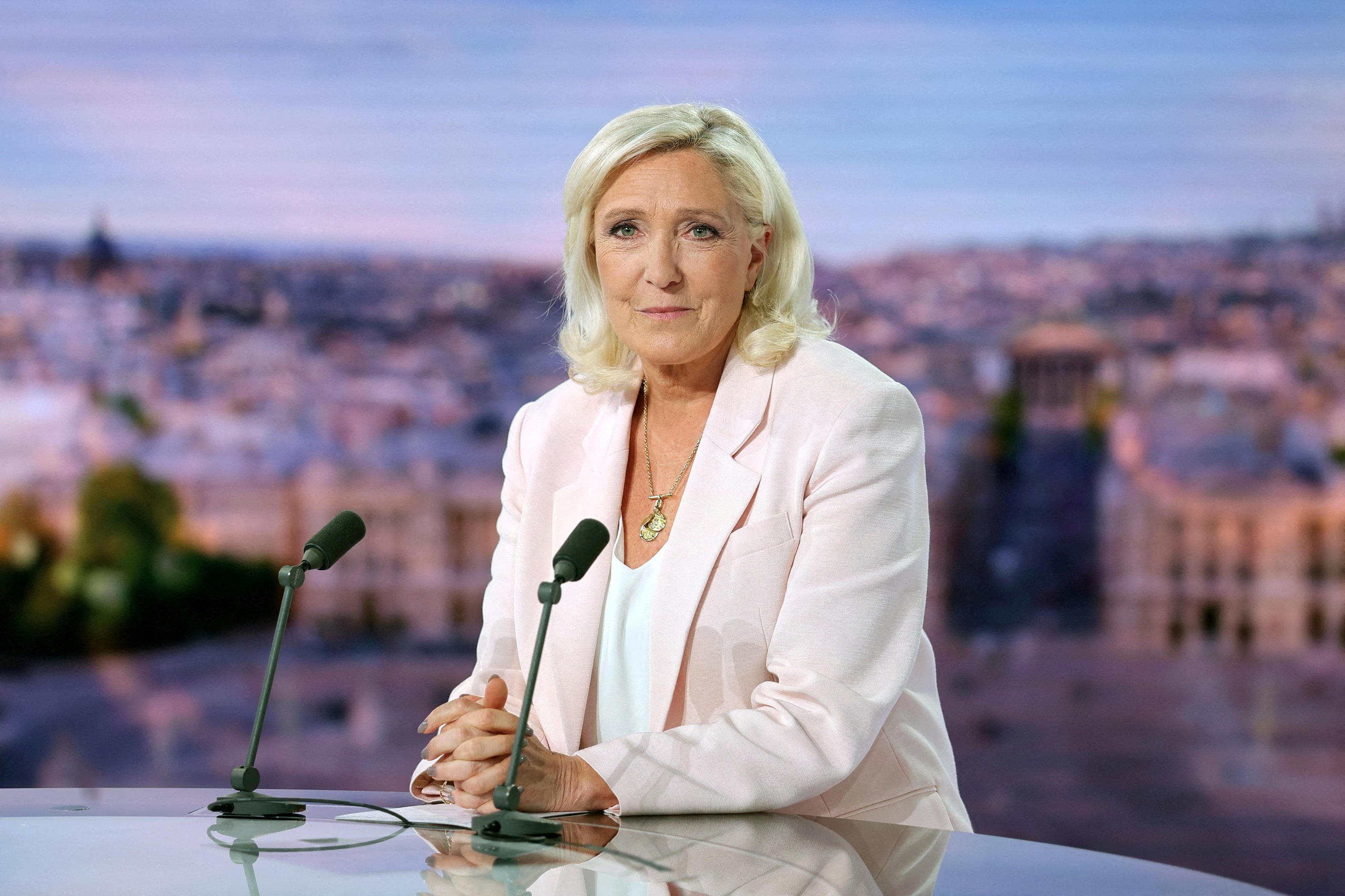 Le Pen anuncia candidatura