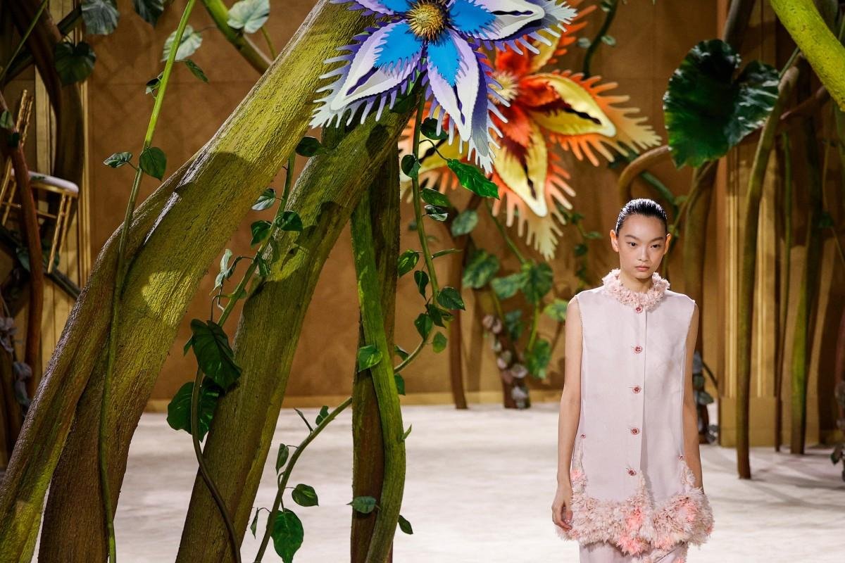 Desfile teve cen&aacute;rio com flores coloridas, trepadeiras e espelhos m&aacute;gicos