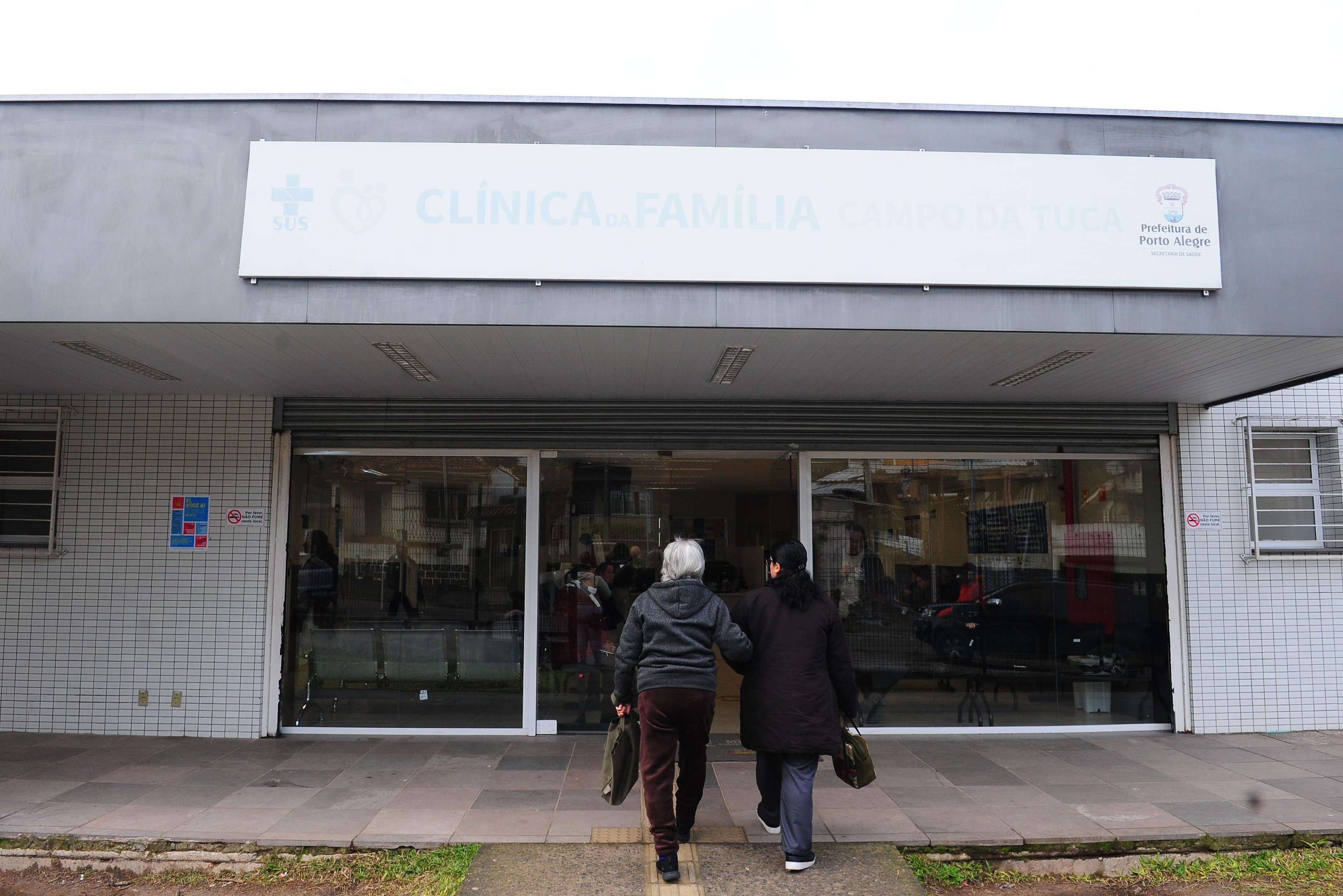 Na segunda-feira, postos de sa&uacute;de da zona Leste, como a unidade Campo da Tuca, registraram falta de profissionais, de acordo com levantamento do Simers