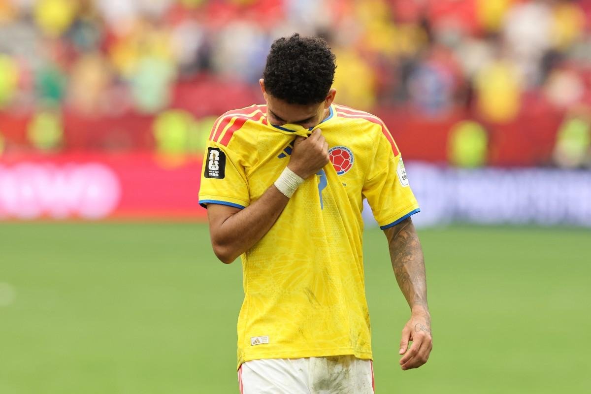 Luis Diaz lamenta a elimina&ccedil;&atilde;o colombiana ap&oacute;s empate sem gols no tempo normal e derrota nos p&ecirc;naltis