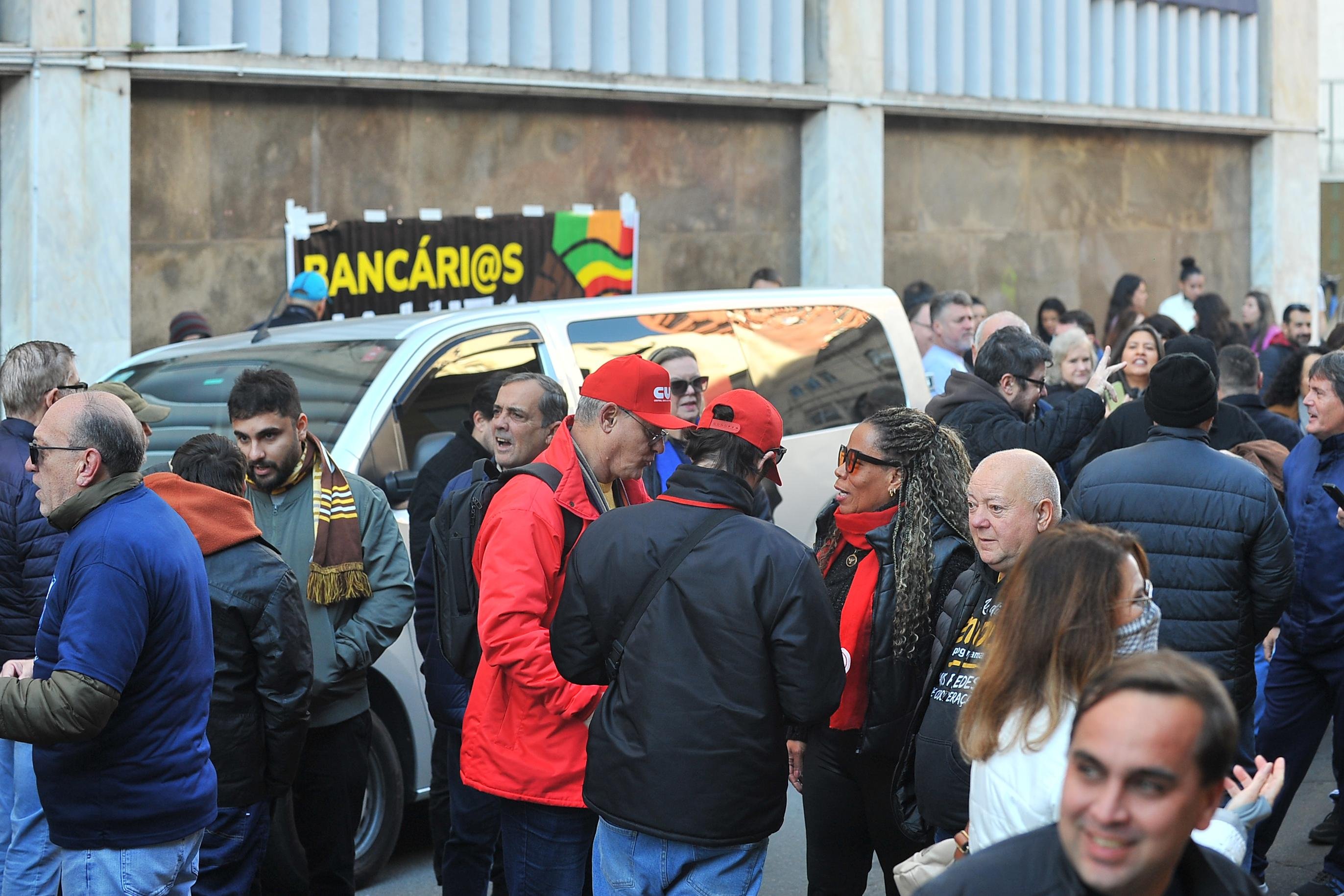 Banc&aacute;rios realizaram ato na rua Caldas J&uacute;nior para marcar o lan&ccedil;amento da Campanha Nacional 2026