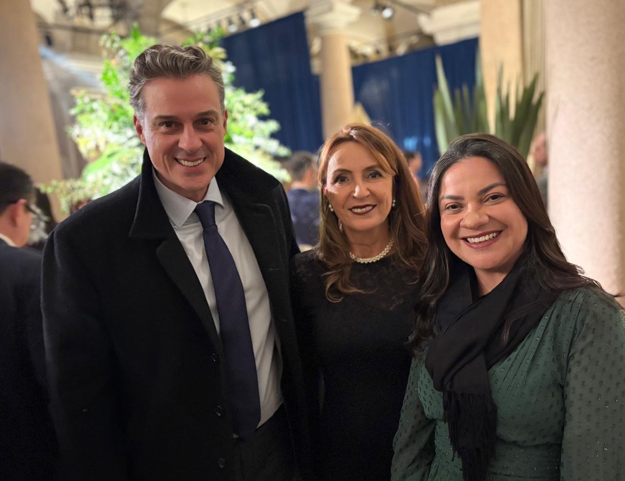 Alexandre Marder, com Adriana Carvalho e Ana Lexau na comemora&ccedil;&atilde;o dos 40 anos da Associa&ccedil;&atilde;o dos Procuradores do Munic&iacute;pio de Porto Alegre