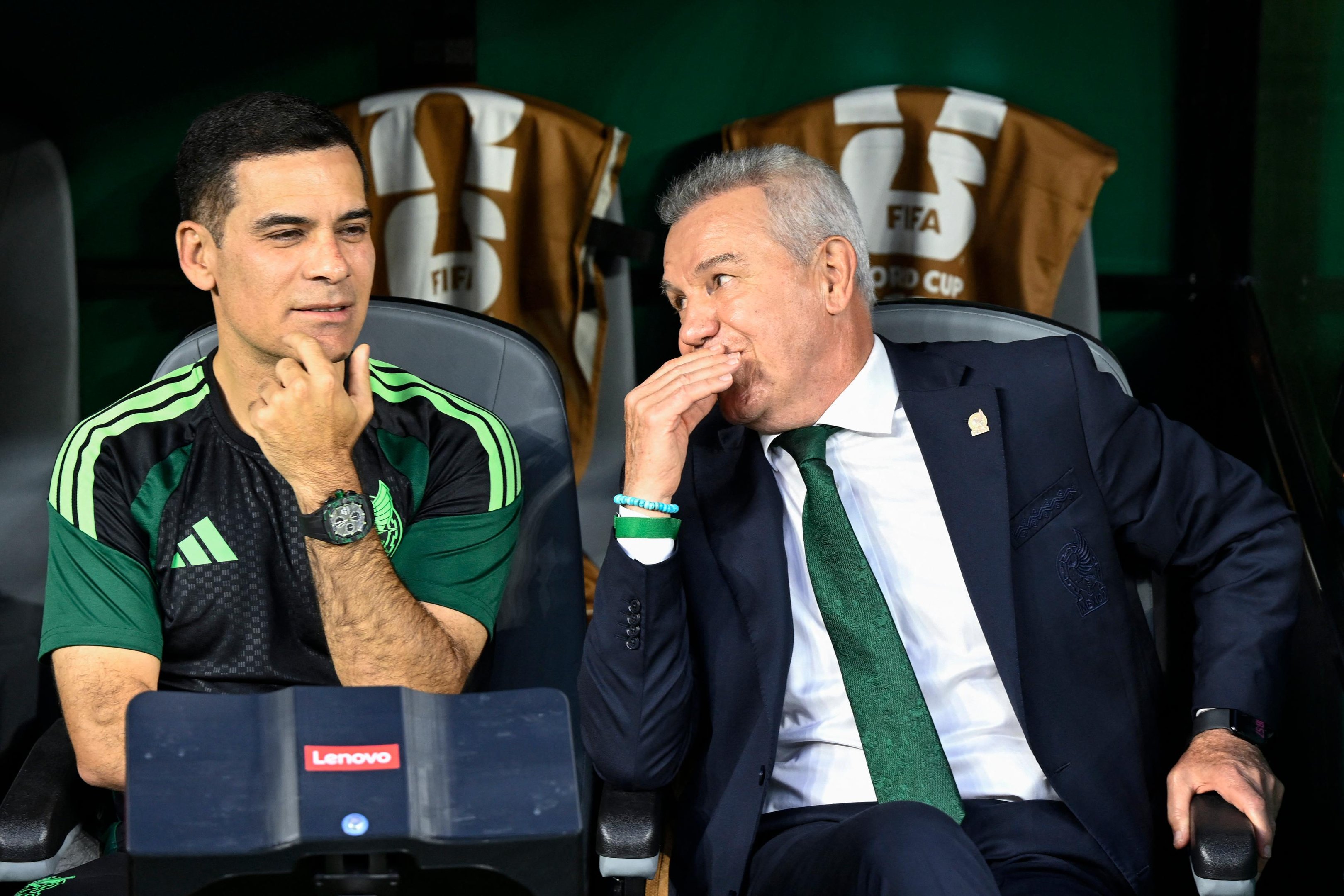 O ex auxiliar t&eacute;cnico Rafael M&aacute;rquez (E) durante partida contra Rep&uacute;blica Tcheca e M&eacute;xico