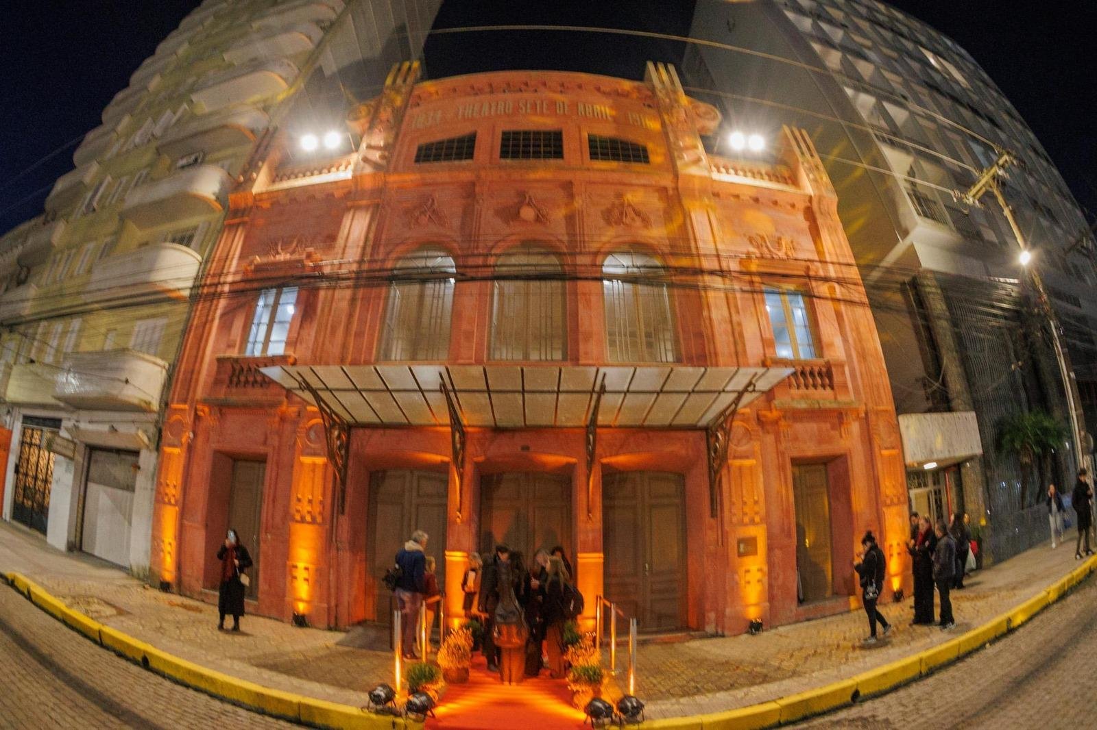 O Theatro Sete de Abril, de Pelotas, reabriu suas portas na ter&ccedil;a-feira, 7 de julho, &agrave; noite, ap&oacute;s 16 anos fechado para reformas