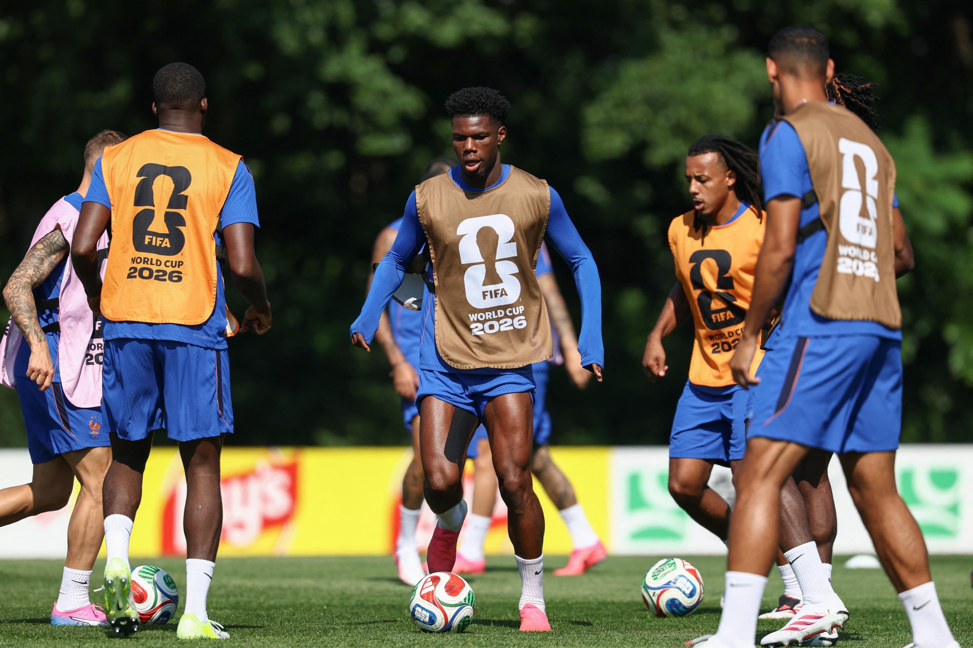 Tchouam&eacute;n (no centro) participou normalmente do in&iacute;cio do &uacute;ltimo treino da sele&ccedil;&atilde;o francesa