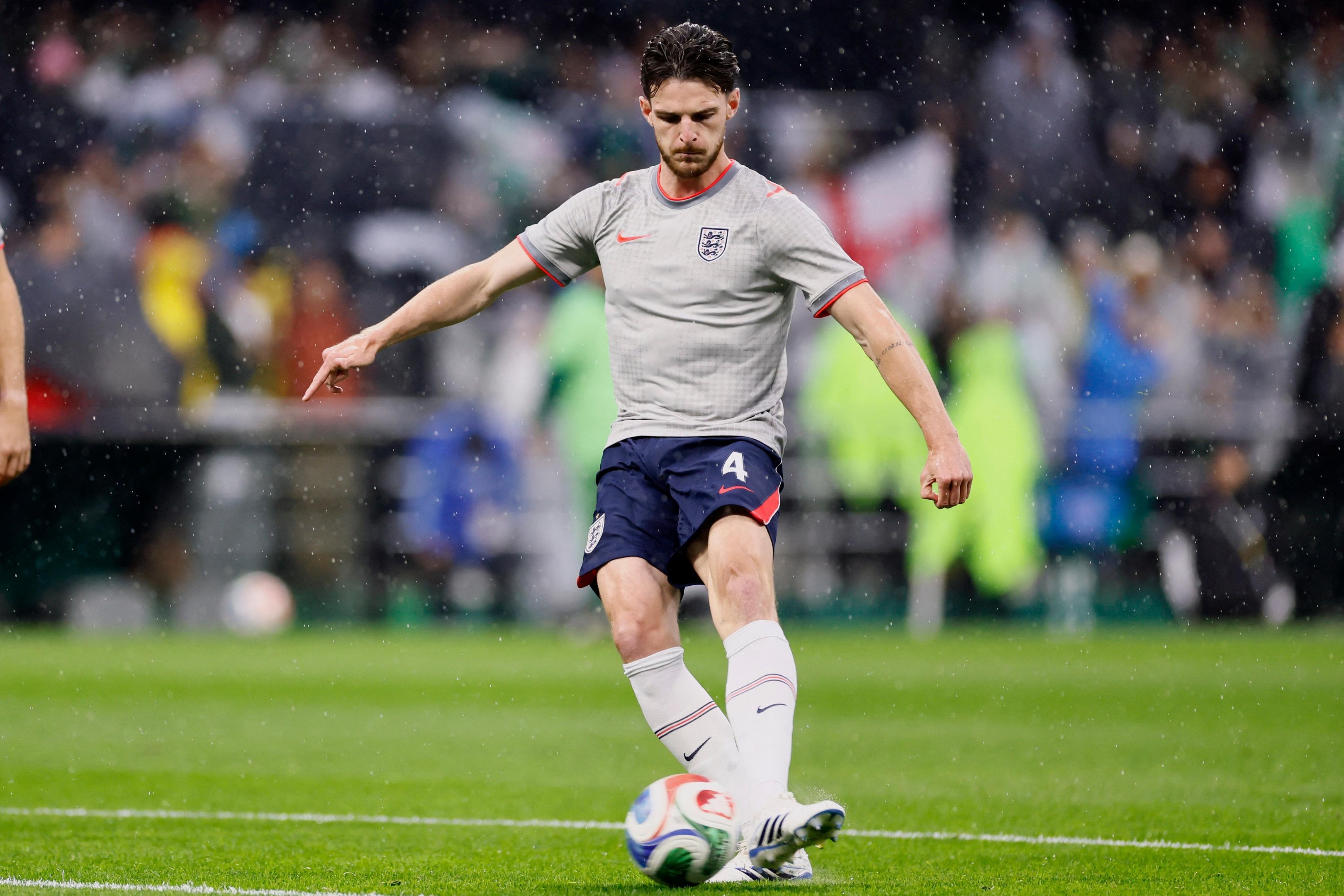 Declan Rice sofre com dores na parte posterior da coxa e na regi&atilde;o lombar