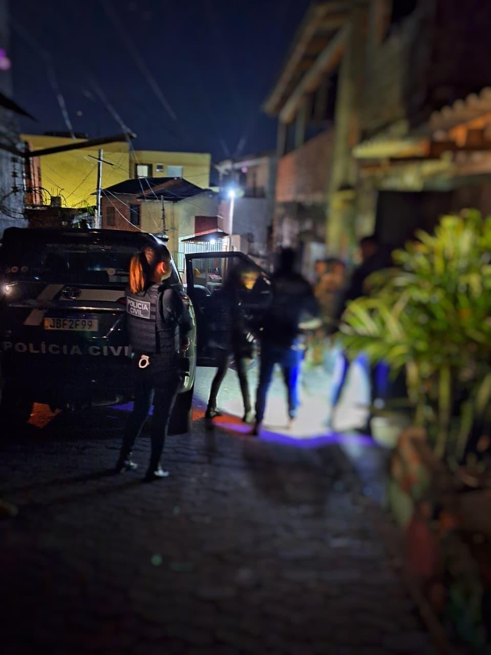 Pol&iacute;cia Civil, atrav&eacute;s do Departamento Estadual de Prote&ccedil;&atilde;o a Grupos Vulner&aacute;veis, realiza opera&ccedil;&atilde;o para localiza&ccedil;&atilde;o e pris&atilde;o de foragidos envolvidos em crimes contra crian&ccedil;as, adolescentes e mulheres