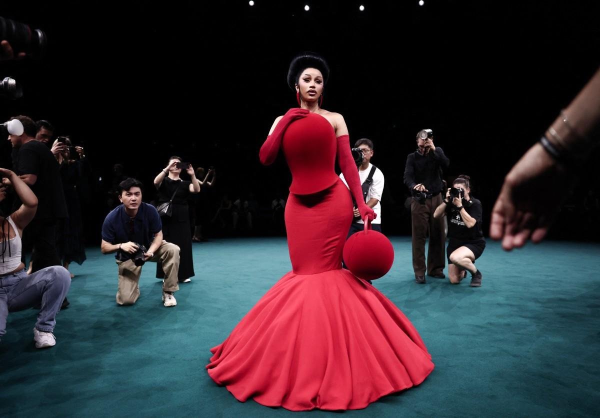 A rapper norte-americana Cardi B acompanha o desfile da cole&ccedil;&atilde;o feminina de Alta-Costura Outono/Inverno 2026-2027 de Robert Wun