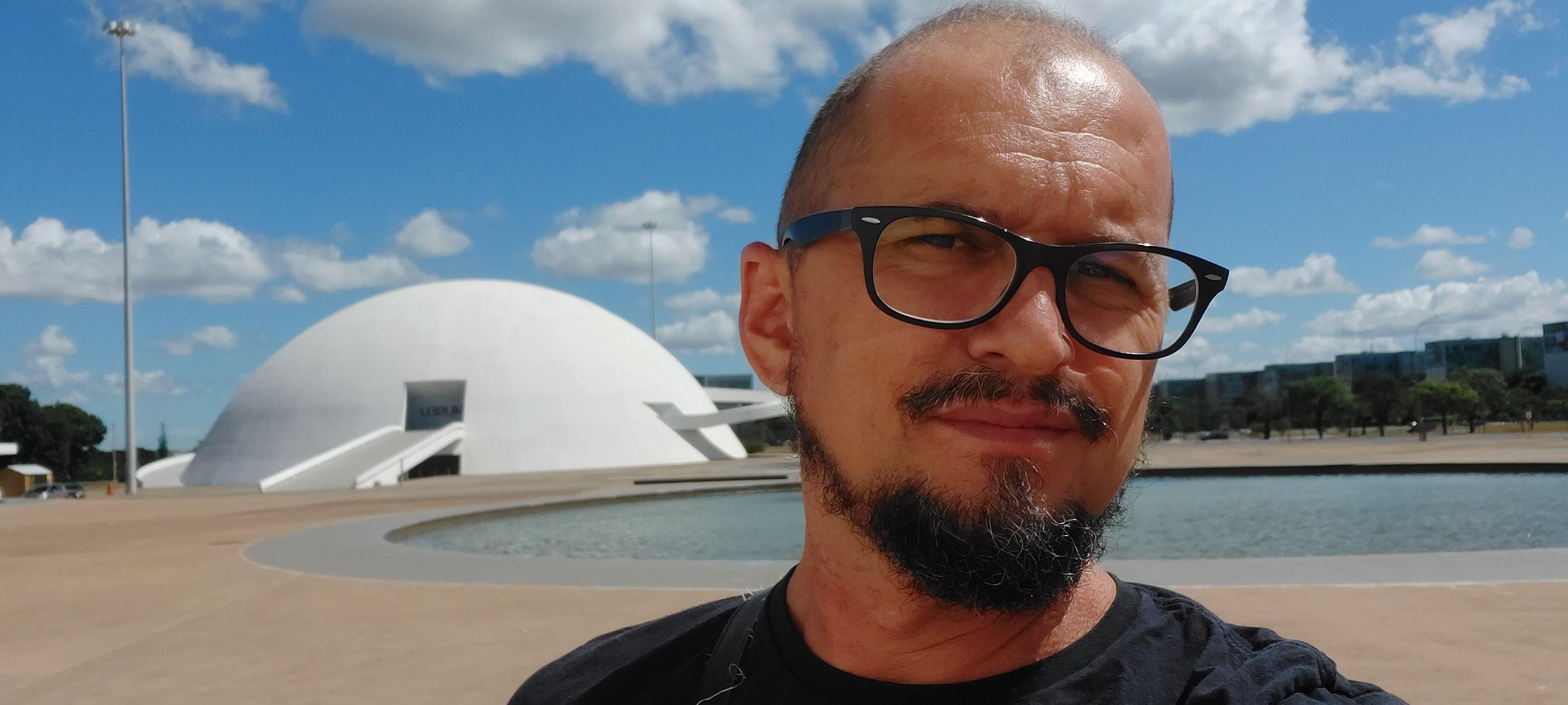 Escritor e pesquisador J&eacute;ferson Assum&ccedil;&atilde;o lan&ccedil;a "O Triunfo da Informalidade" nesta sexta, 10 de julho, &agrave;s 19h, no Caf&eacute; Cantante, em Porto Alegre