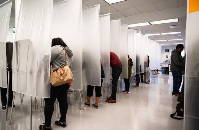 Campanhas nos EUA alertam sobre impacto da SAVE Act no voto feminino