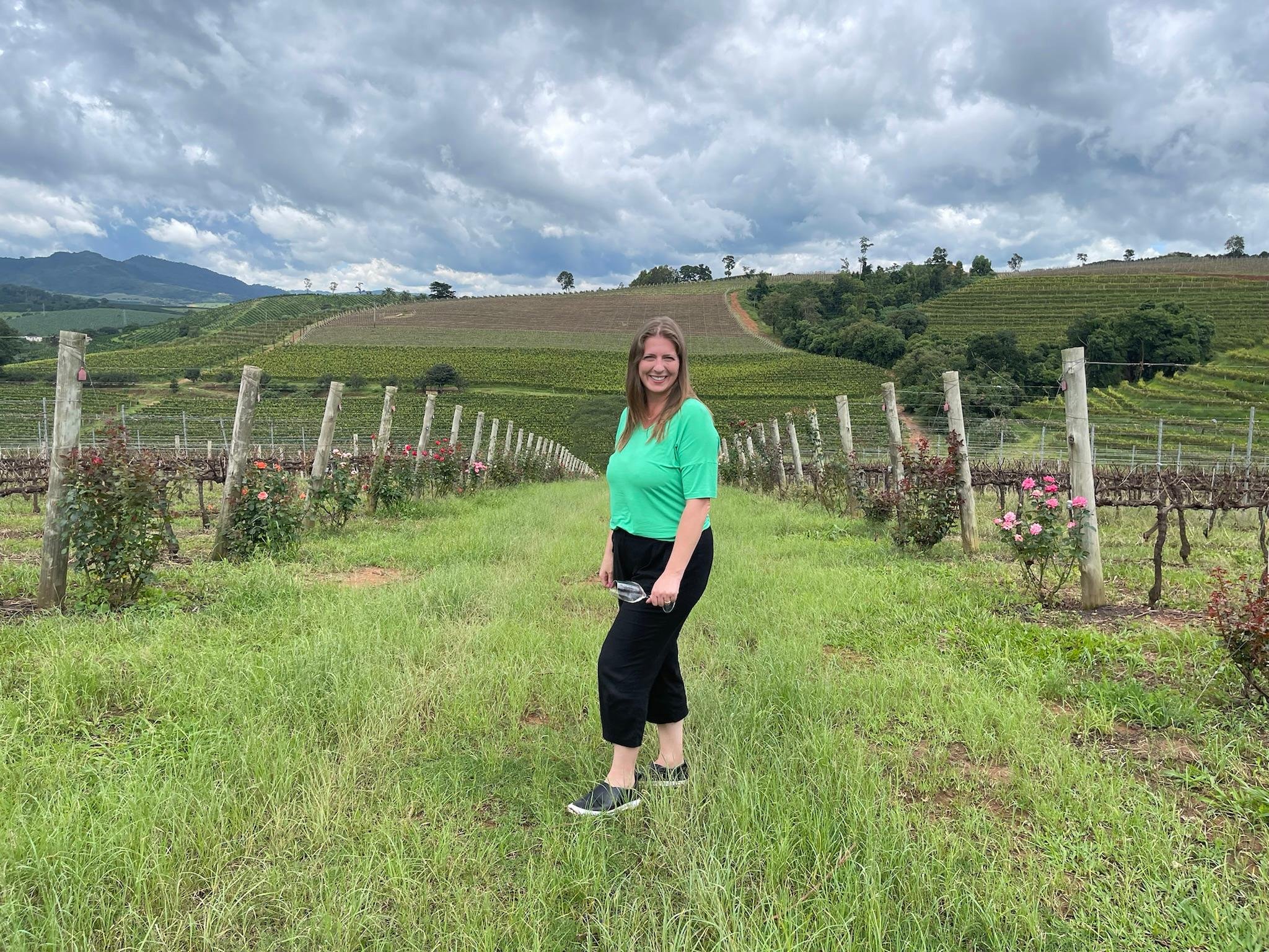 Andreia Gentilini visita vinhedos da Vin&iacute;cola Maria Maria de Minas Gerais