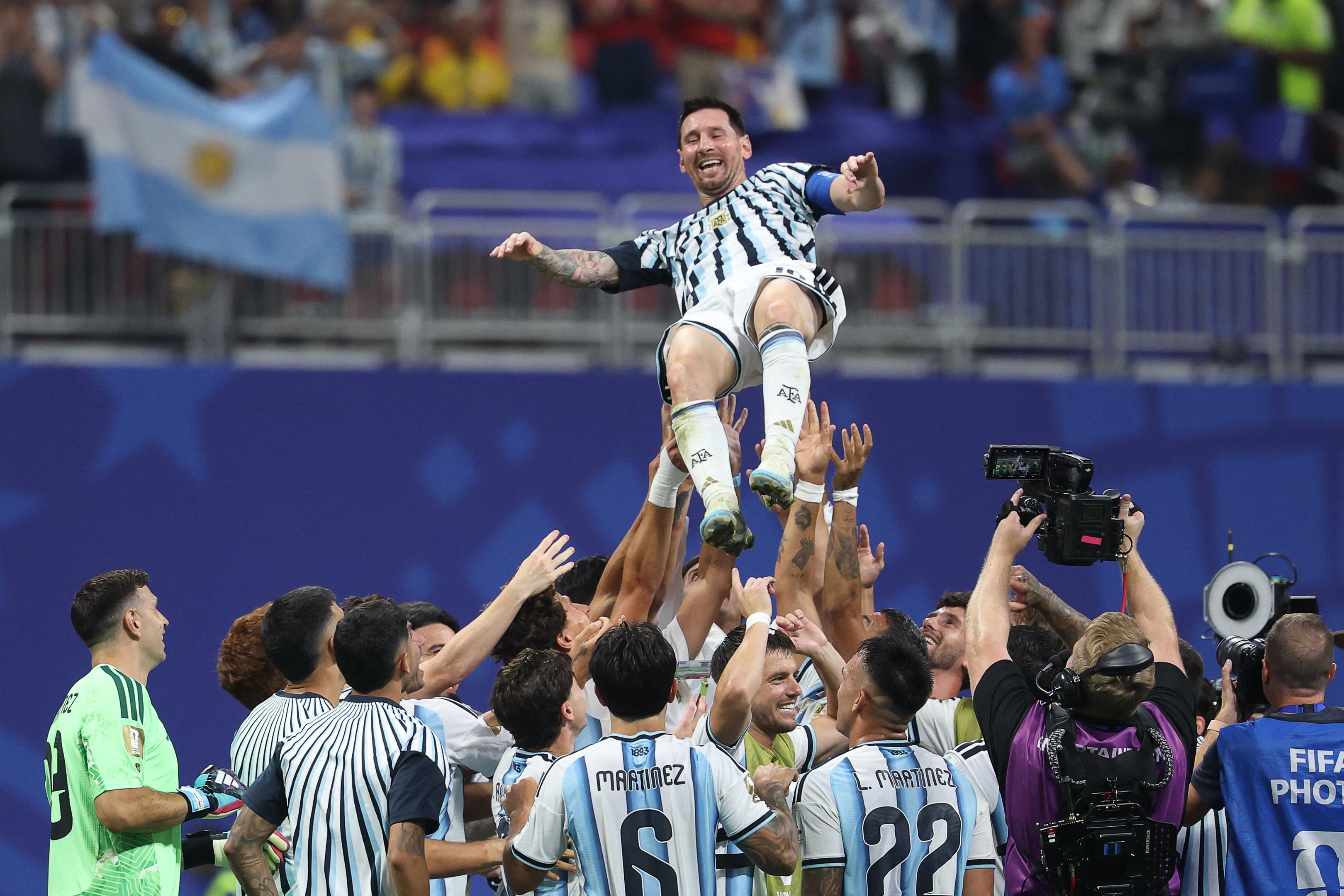 Messi teve de atuar como nenhuma outra estrela do torneio para levar a Argentina &agrave;s quartas de final