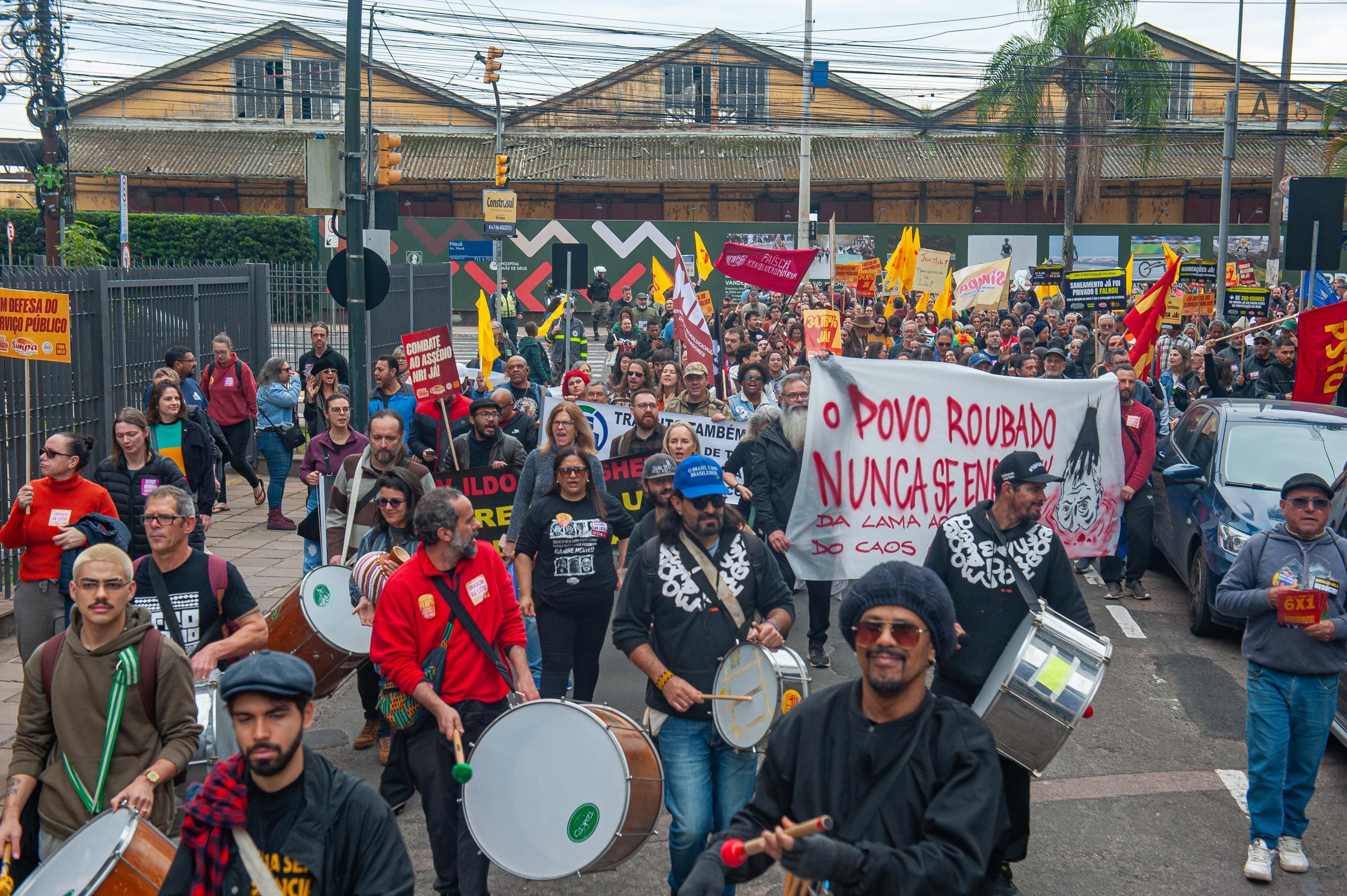 Mobiliza&ccedil;&atilde;o teve concentra&ccedil;&atilde;o na secretaria Municipal de Administra&ccedil;&atilde;o e Patrim&ocirc;nio de Porto Alegre, e seguiu at&eacute; o Centro Administrativo, com bloqueios na avenida Borges de Medeiros e Mau&aacute;