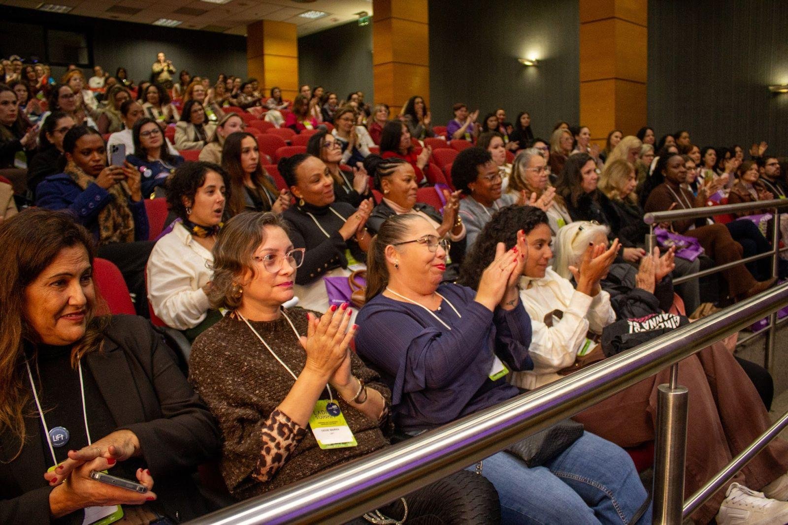 Cinquenta mulheres foram selecionadas para uma jornada de mentorias em grupo, com dois encontros por semana