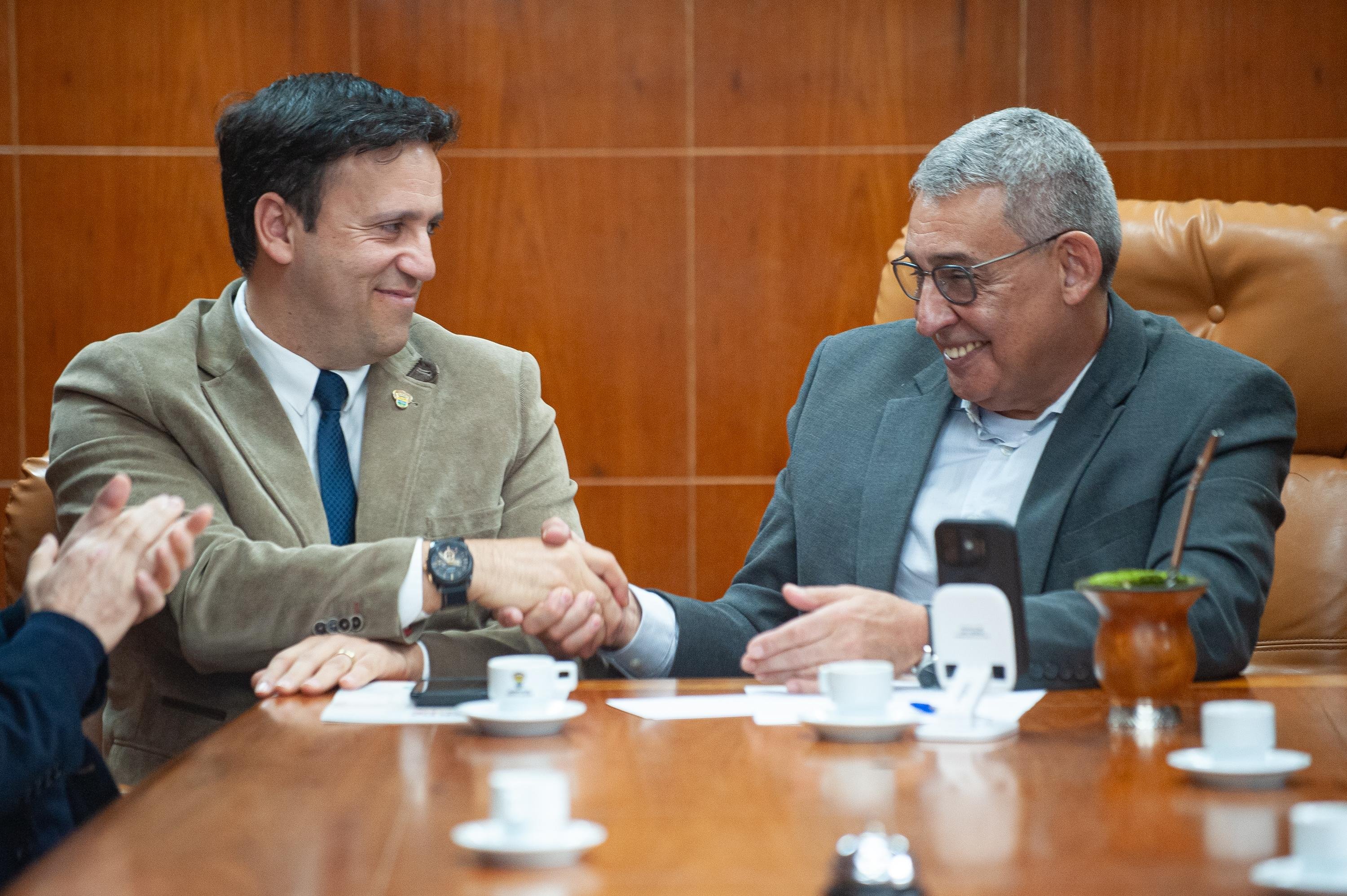 O presidente da C&acirc;mara de Vereadores, Mois&eacute;s Barboza (PSDB), fez a entrega do documento ao prefeito Sebasti&atilde;o Melo (MDB)