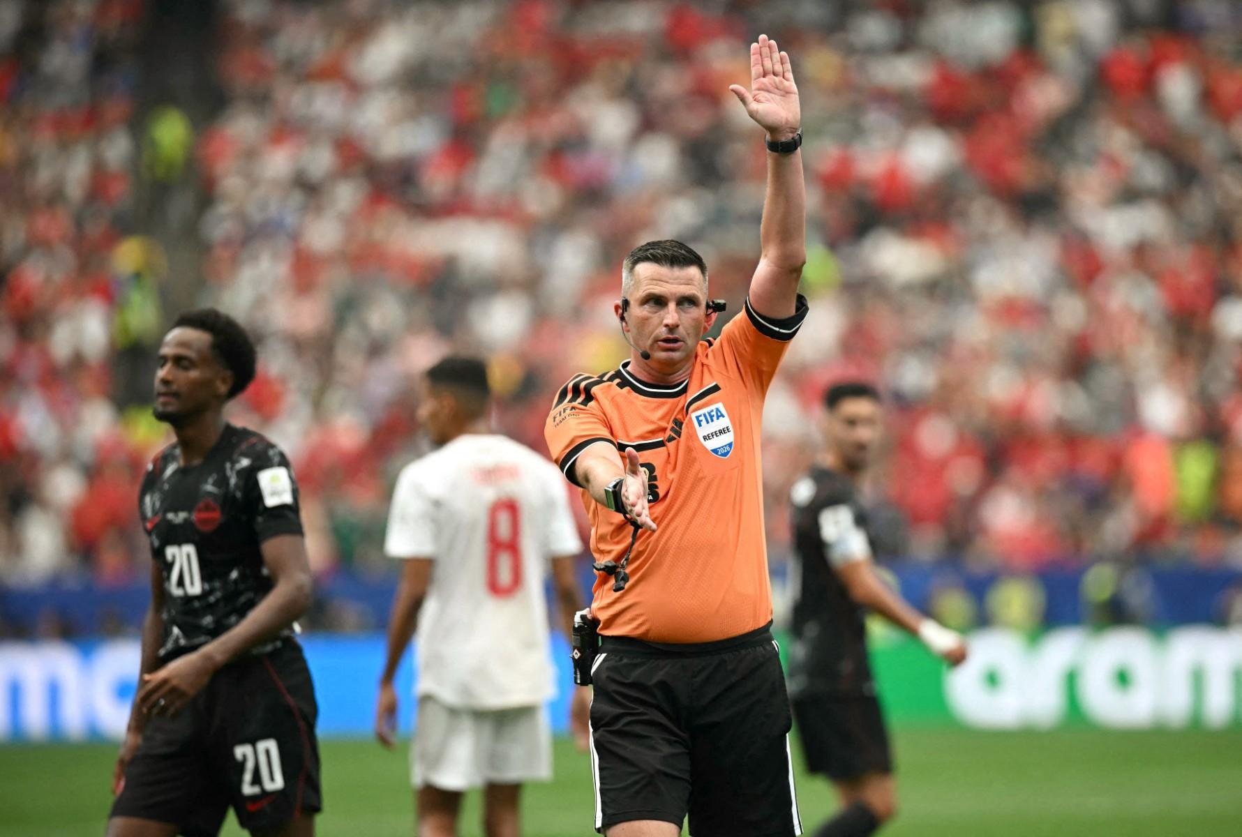 Michael Oliver apitar&aacute; Espanha x B&eacute;lgica nesta sexta-feira, pelas quartas de final