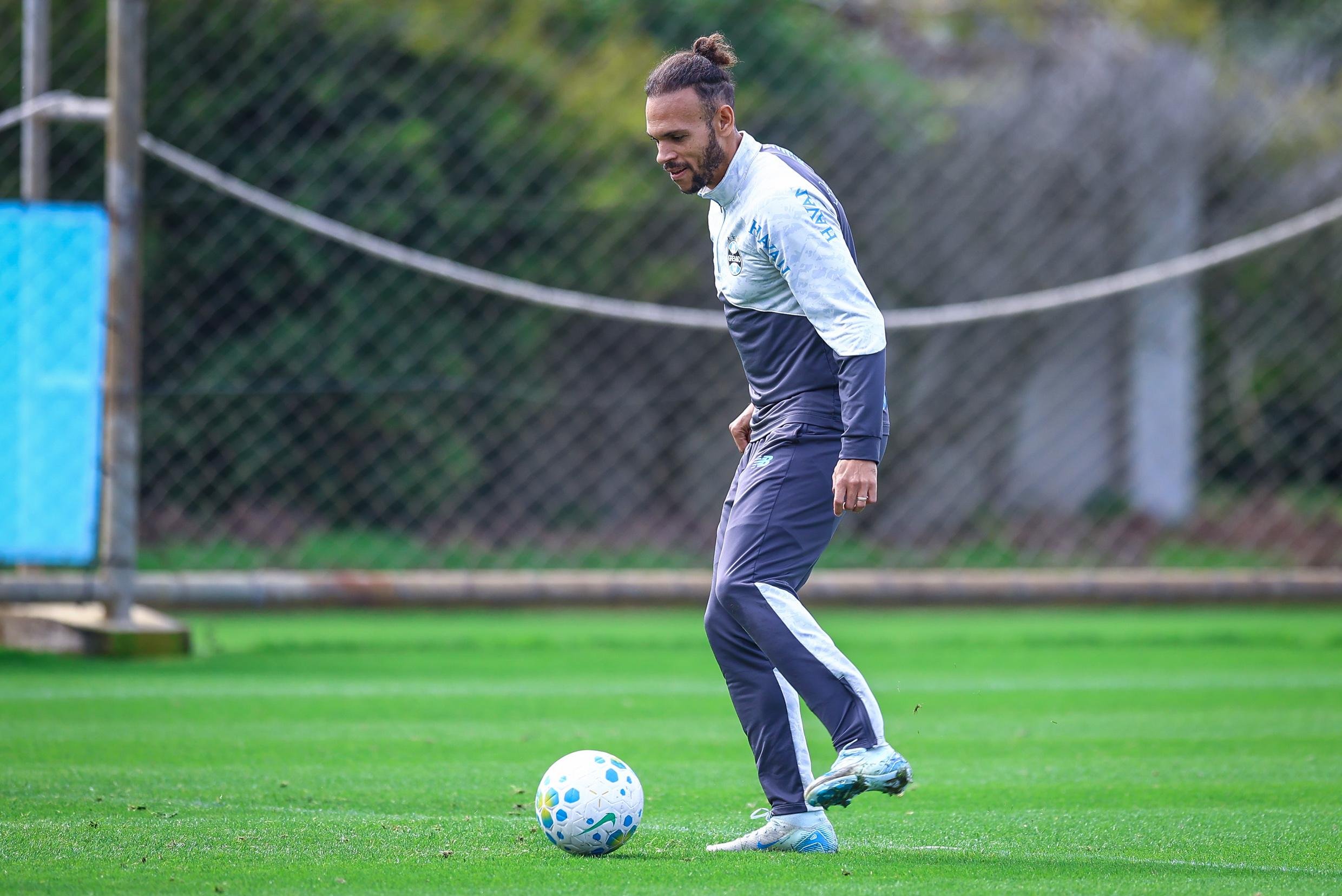 Braithwaite em treino do Gr&ecirc;mio
