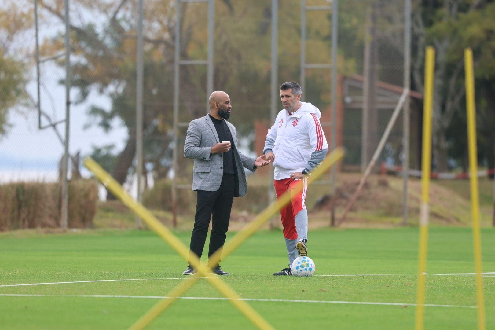Fabinho Soldado conversa com Paulo Pezzolano em treino do Inter