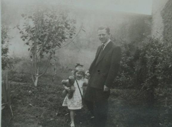 Hannah Charlier, com a boneca Pitzi, e Heindrich, no Mosteiro Jesu&iacute;ta onde Hannah foi criada, na B&eacute;lgica