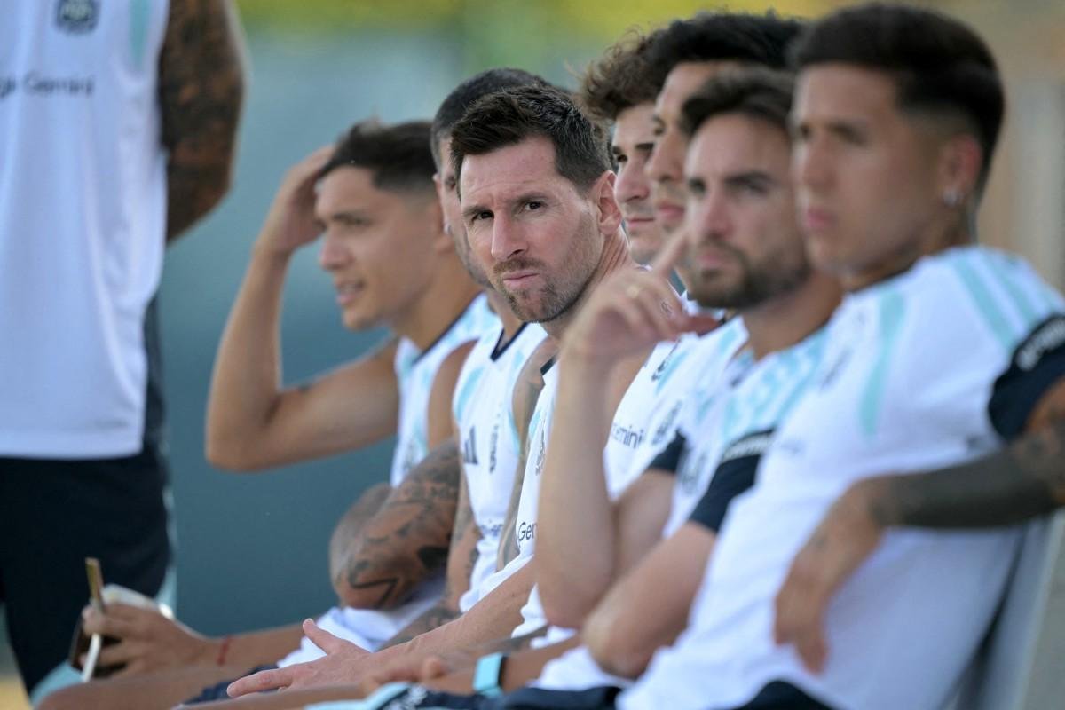 Messi ao lado dos companheiros no &uacute;ltimo treino antes do jogo