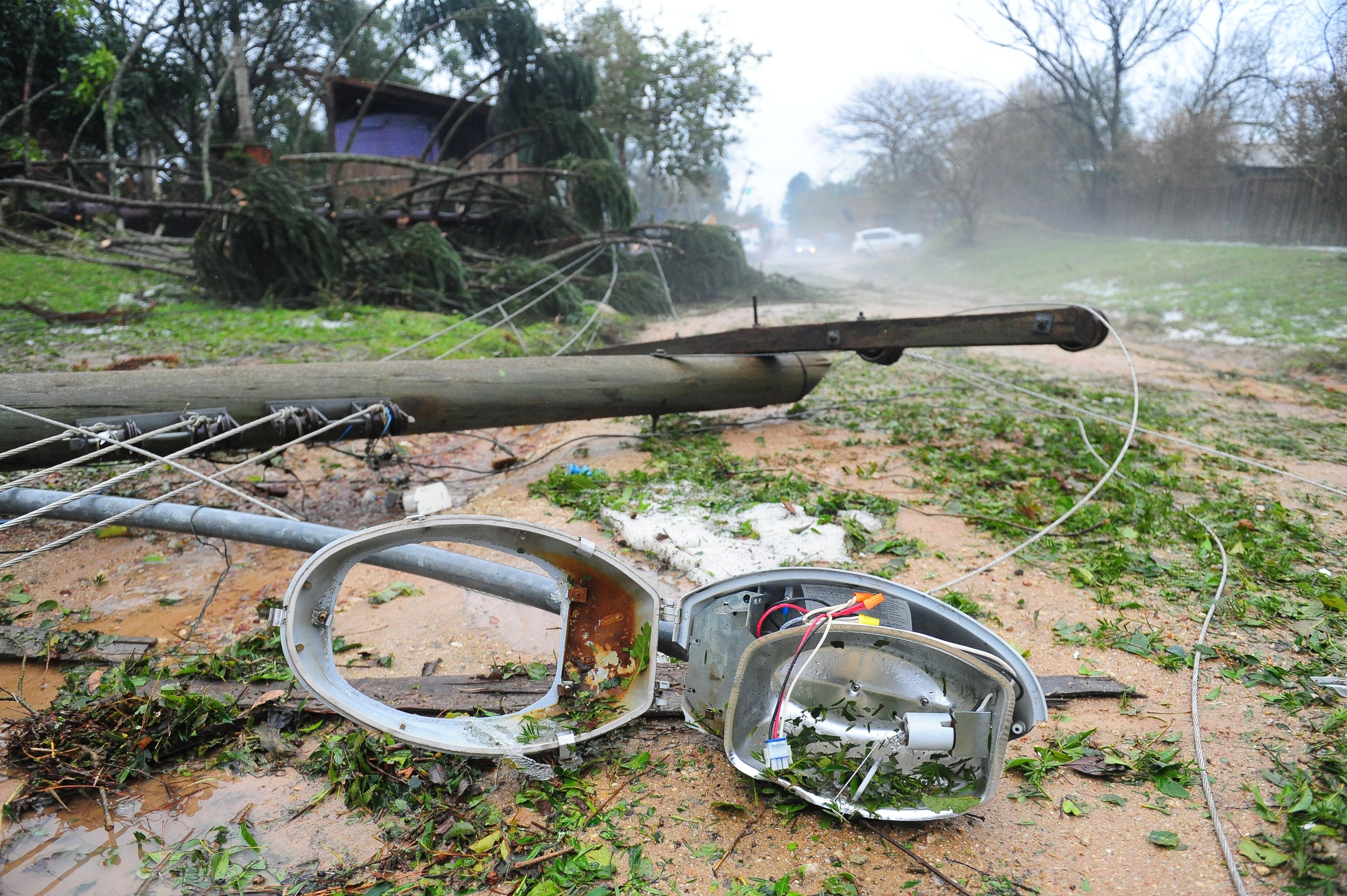 Previs&atilde;o de temporais nos pr&oacute;ximos dias acende alerta para risco de ocorr&ecirc;ncias envolvendo a rede el&eacute;trica