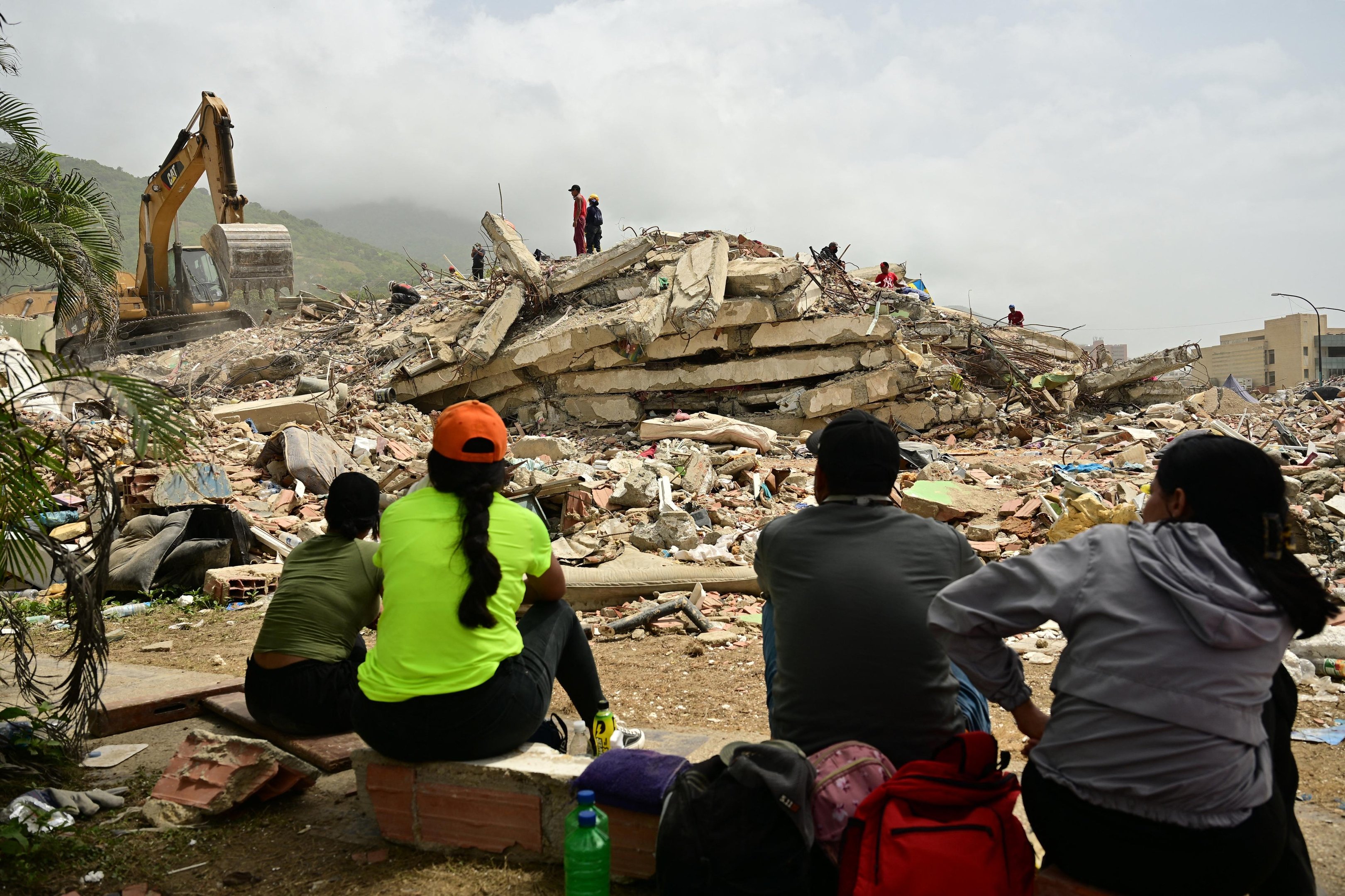 Volunt&aacute;rios venezuelanos e estrangeiros prestam atendimento m&eacute;dico em unidades instaladas em &aacute;reas abertas