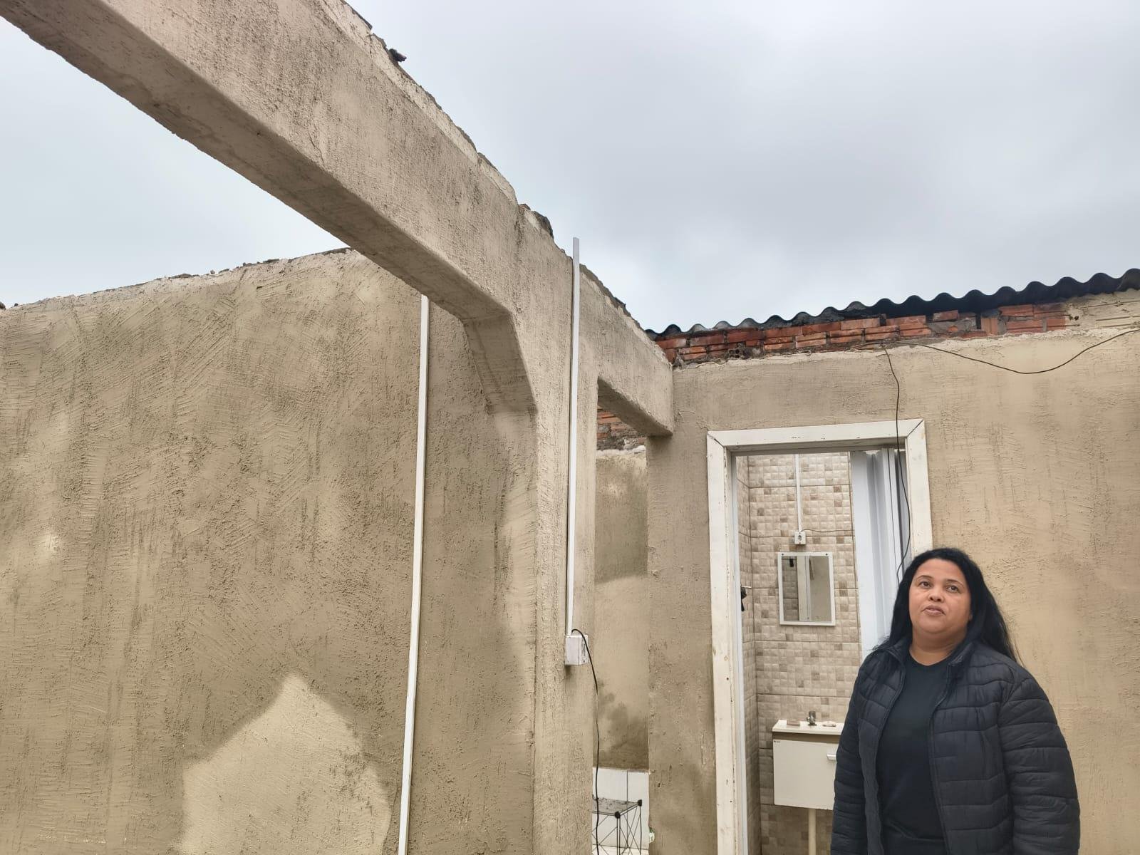 Ficou completamente destelhada a casa da estoquista Maria Priscila Silveira Raymundo, moradora da rua dos Ucranianos, no bairro F&aacute;tima, em Canoas