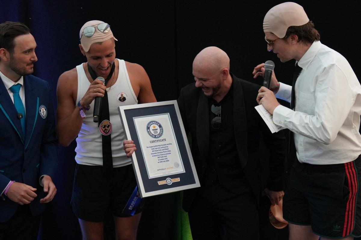 Um representante do Guinness foi ao local e entregou um certificado enquadrado ao cantor Pitbull