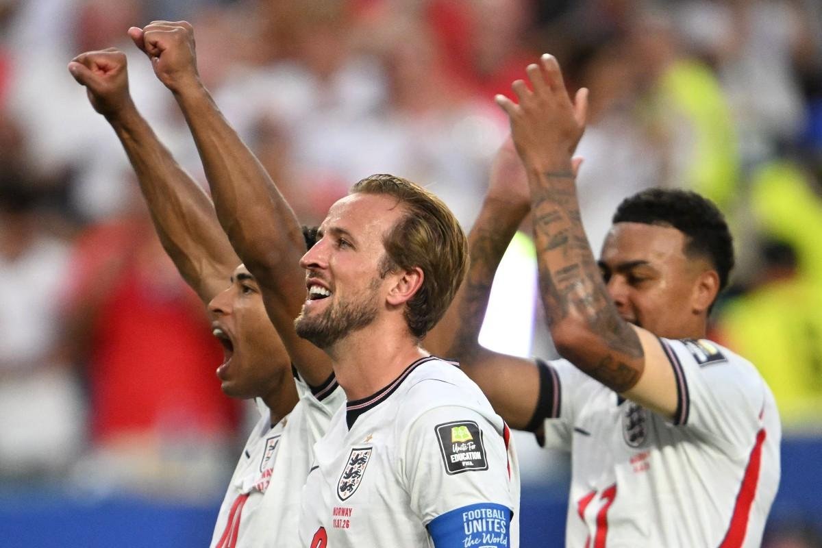 Jogadores ingleses celebram classifica&ccedil;&atilde;o para as semifinais