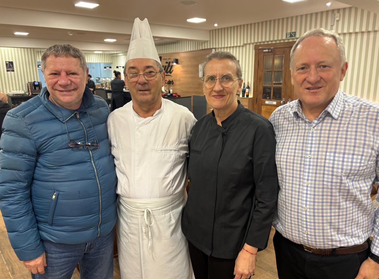 O empres&aacute;rio S&eacute;rgio Mendo, o chef Adelar Gerhard, M&aacute;rcia Balestro e Elton Pivatto, na comemora&ccedil;&atilde;o dos 71 anos da Haiti