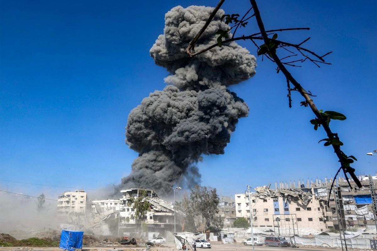 A Defesa Civil, &oacute;rg&atilde;o sob a autoridade do Hamas, informou que um drone atingiu uma oficina metal&uacute;rgica no sul da Cidade de Gaza